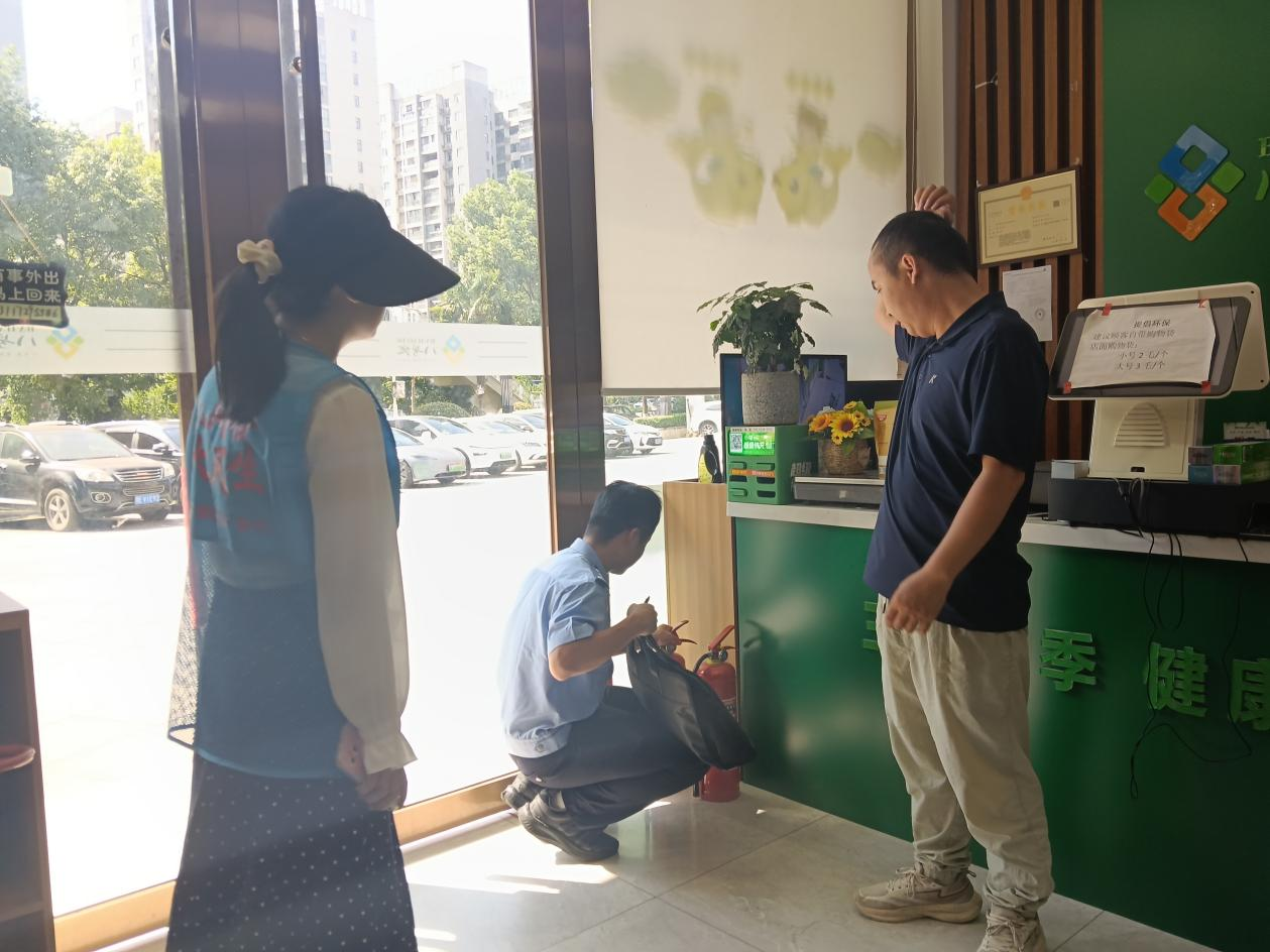 锦湖社区：警格联动查消防 筑牢商铺安全防线