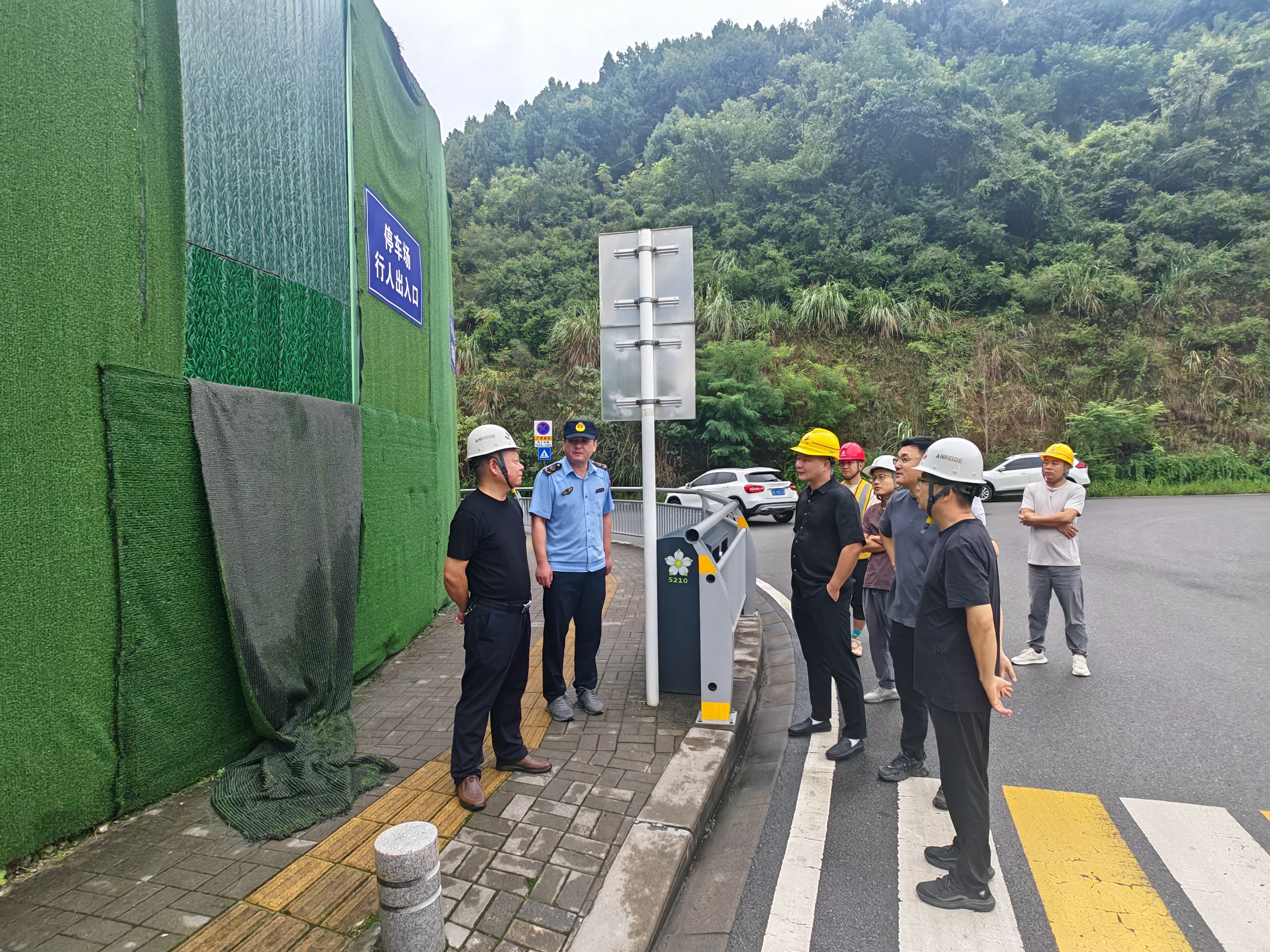 紧盯校园周边工地隐患 筑牢开学季安全屏障