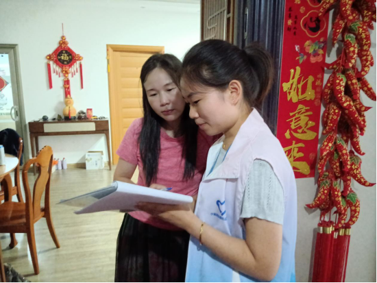 长江市场社区：错时入户暖民心 安全宣传进家门