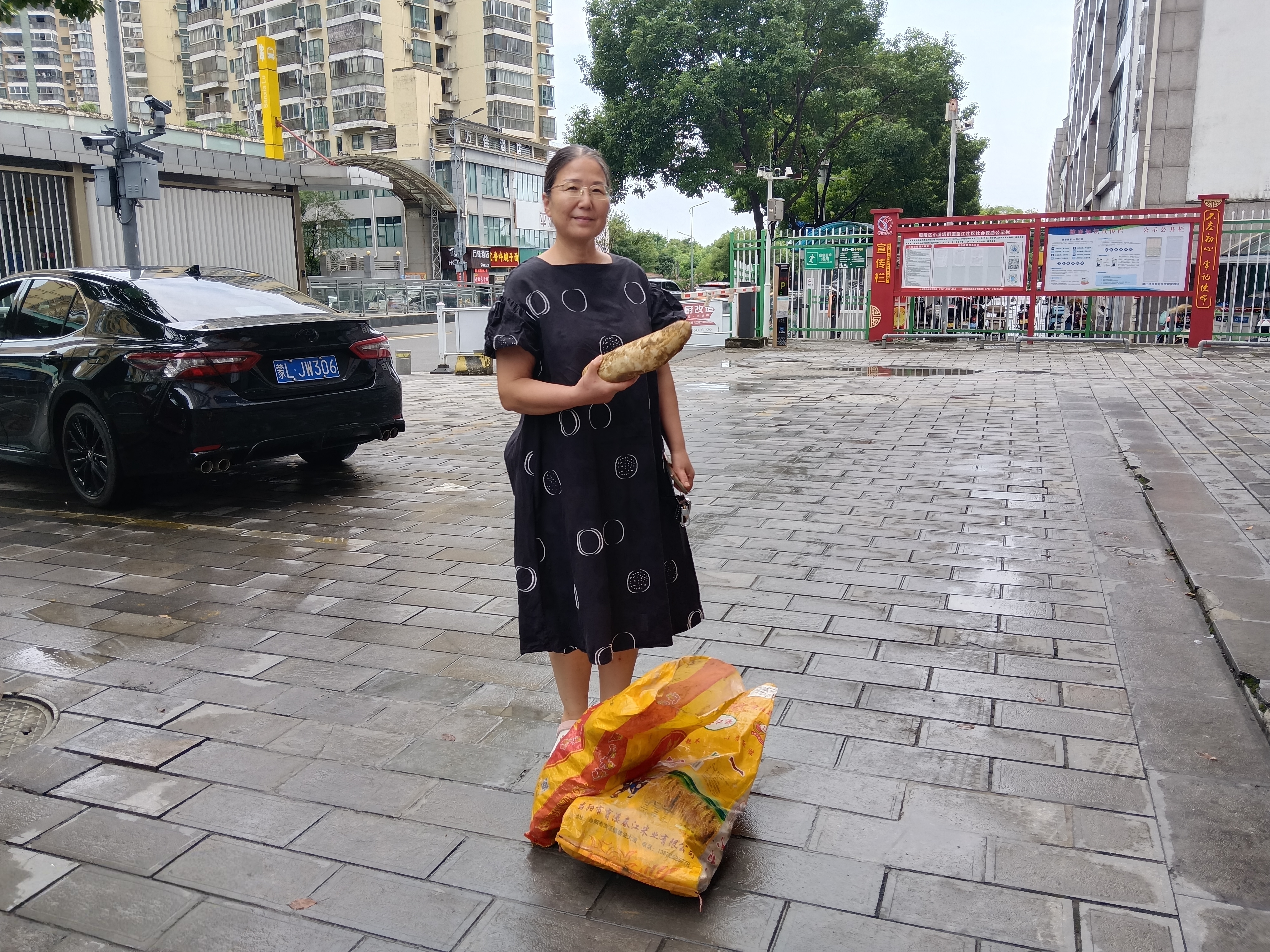 望江社区：爱心商户送温暖 志愿精神暖人心