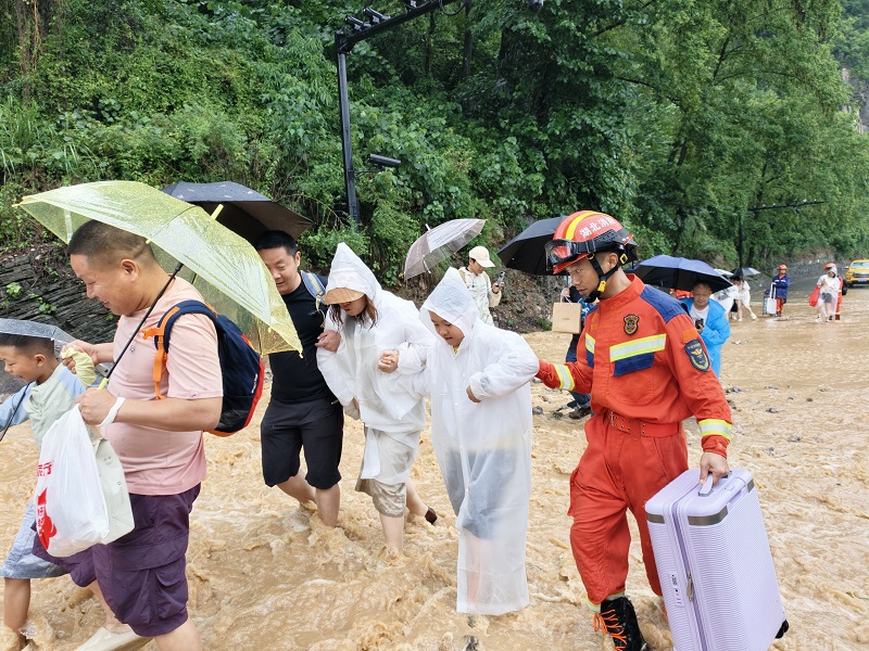 强降雨突袭 夷陵消防紧急转移被困群众