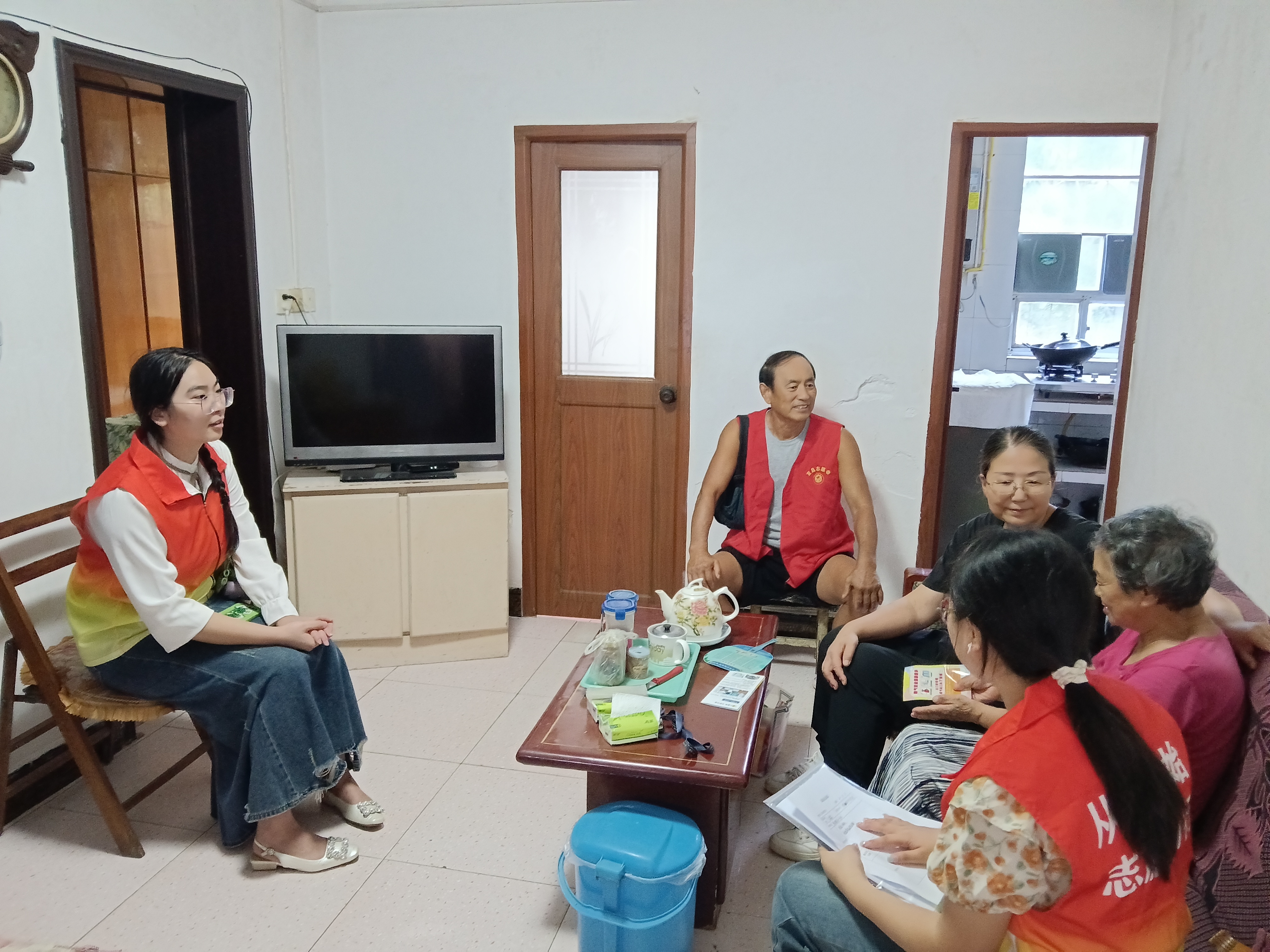 望江社区开展燃气与用药安全入户志愿服务活动