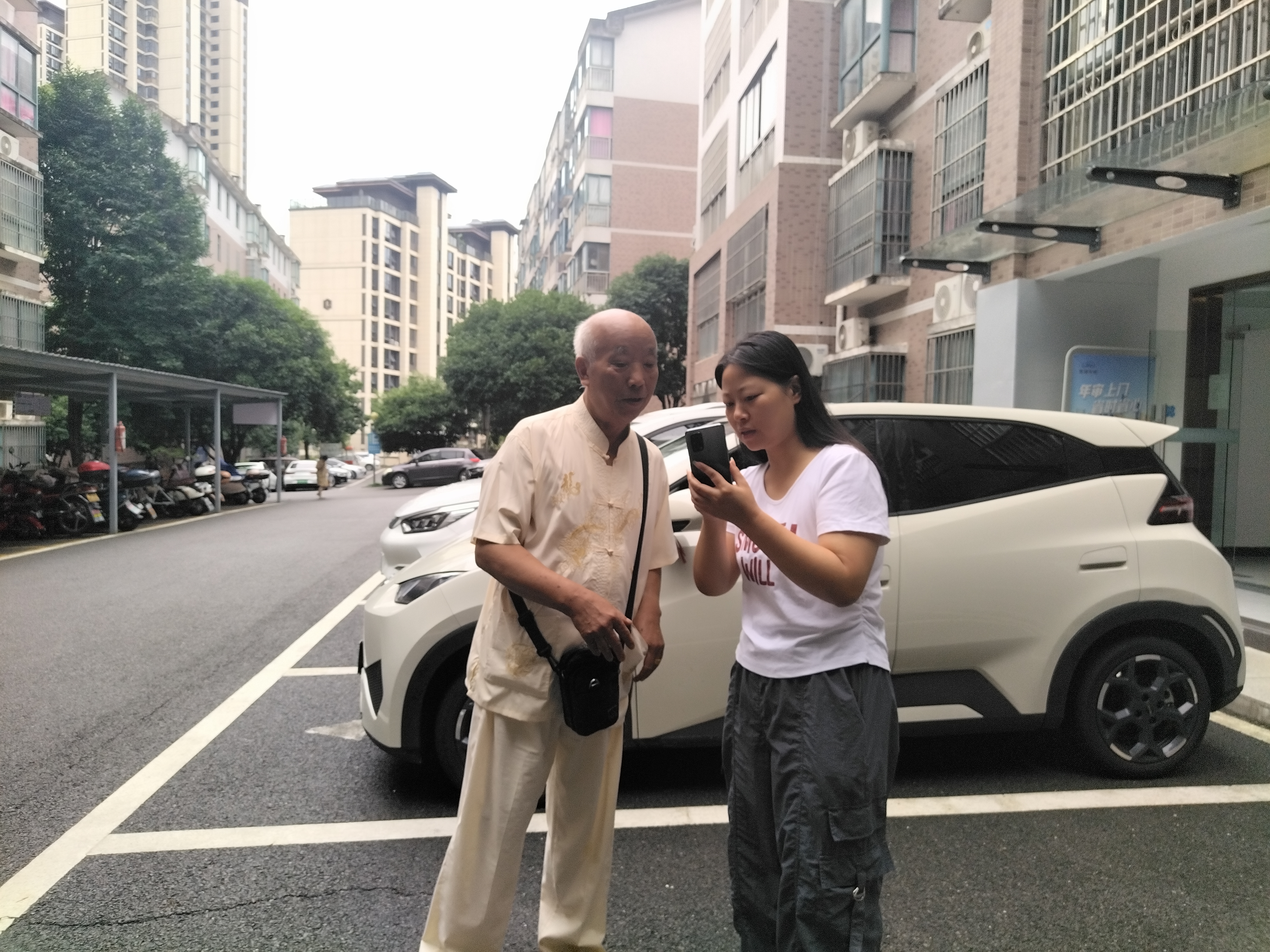 东城社区：网格下沉办实事，上门认证暖民心