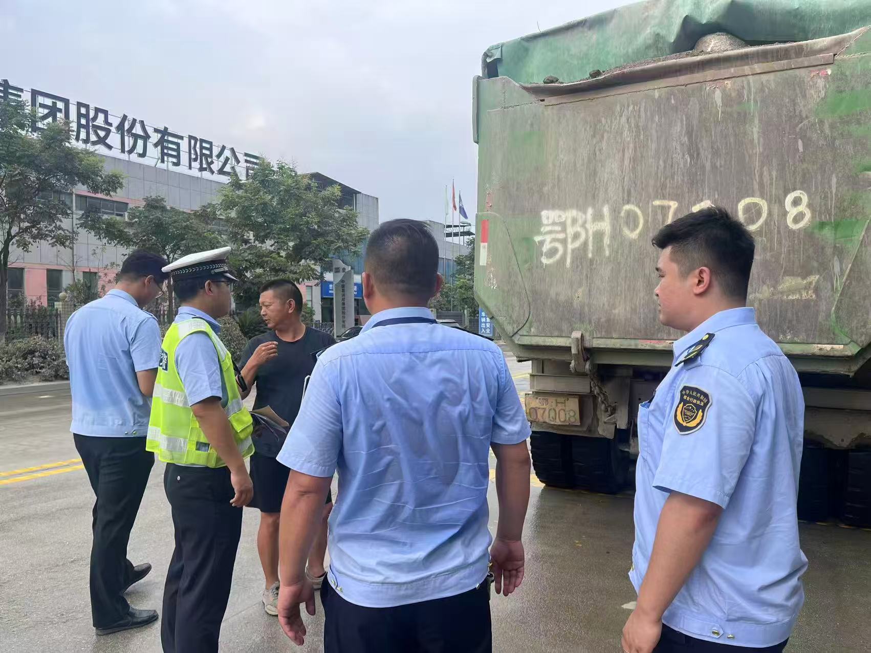 严管渣土运输 筑牢扬尘防线