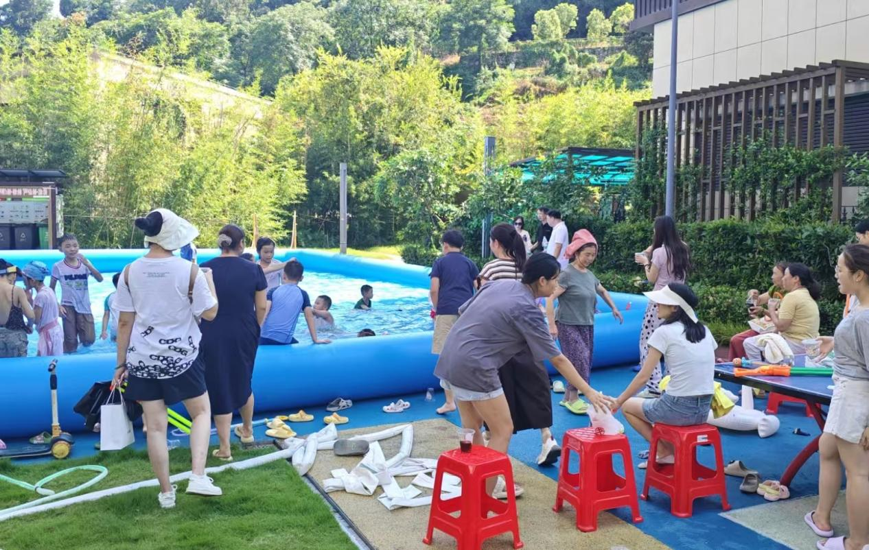 锦湖社区：夏日戏水乐融融 邻里共建享温情