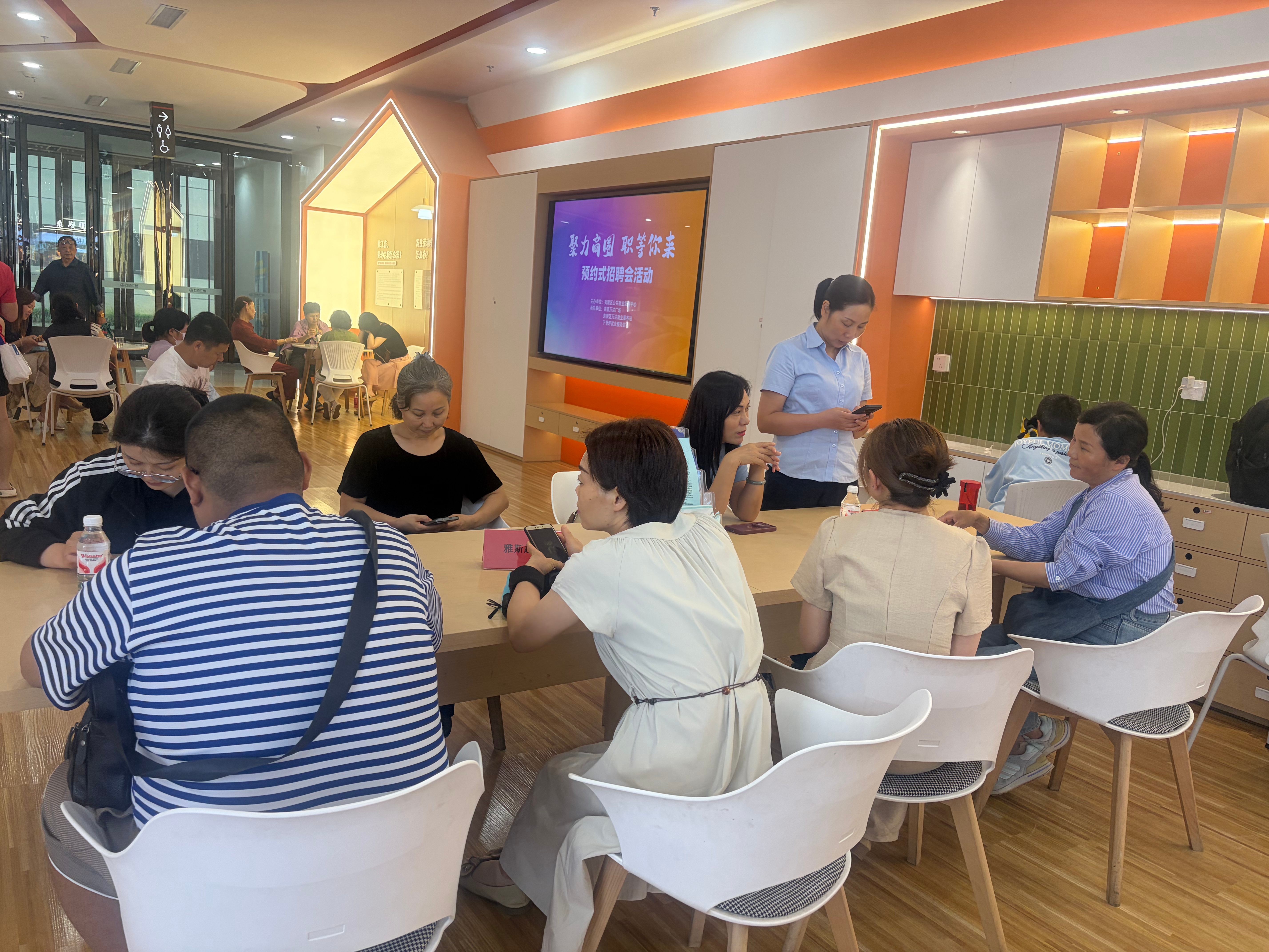 招聘会进商圈 助力民生稳就业