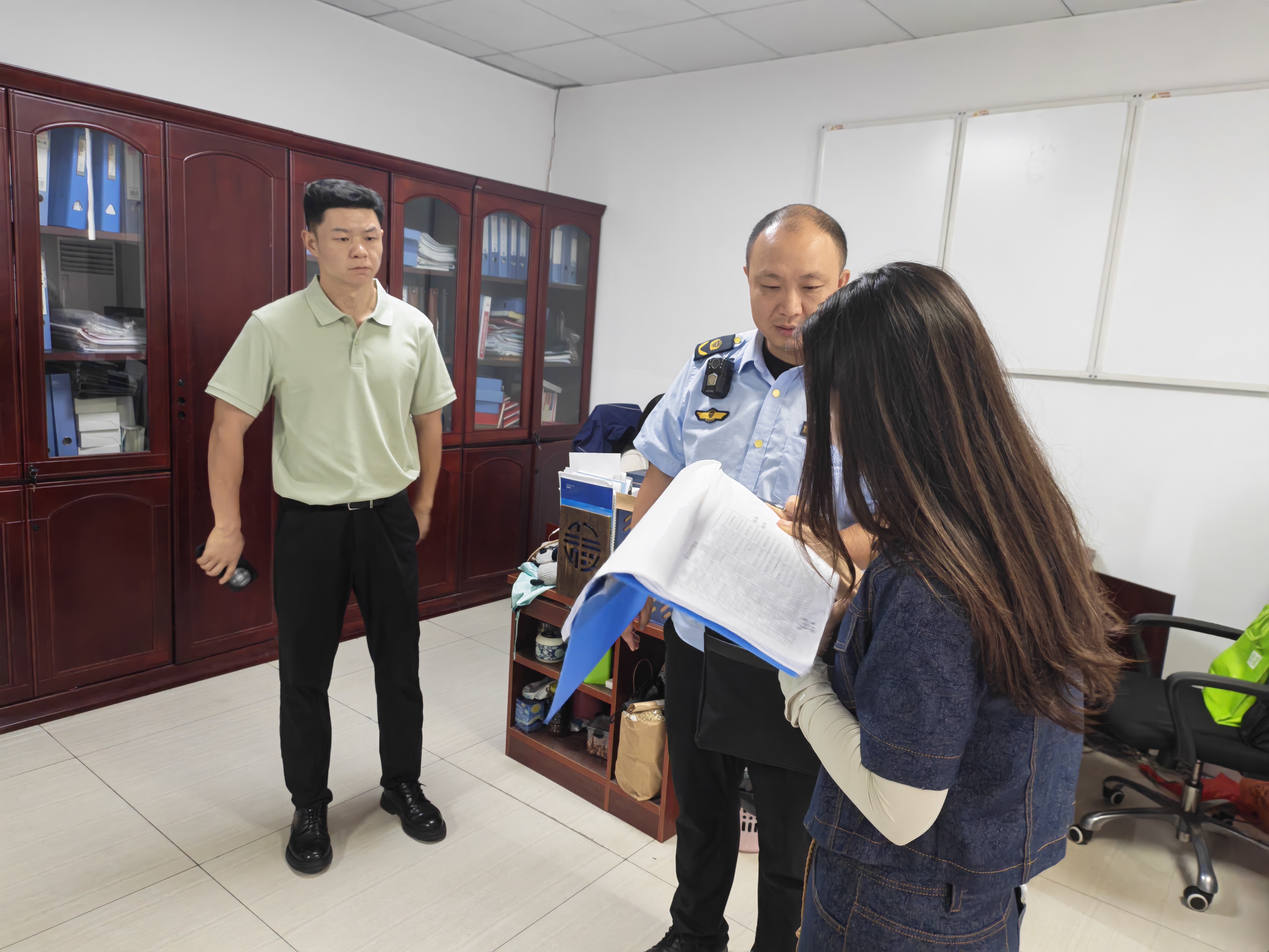 落实新规强监管 靠前服务助企办证