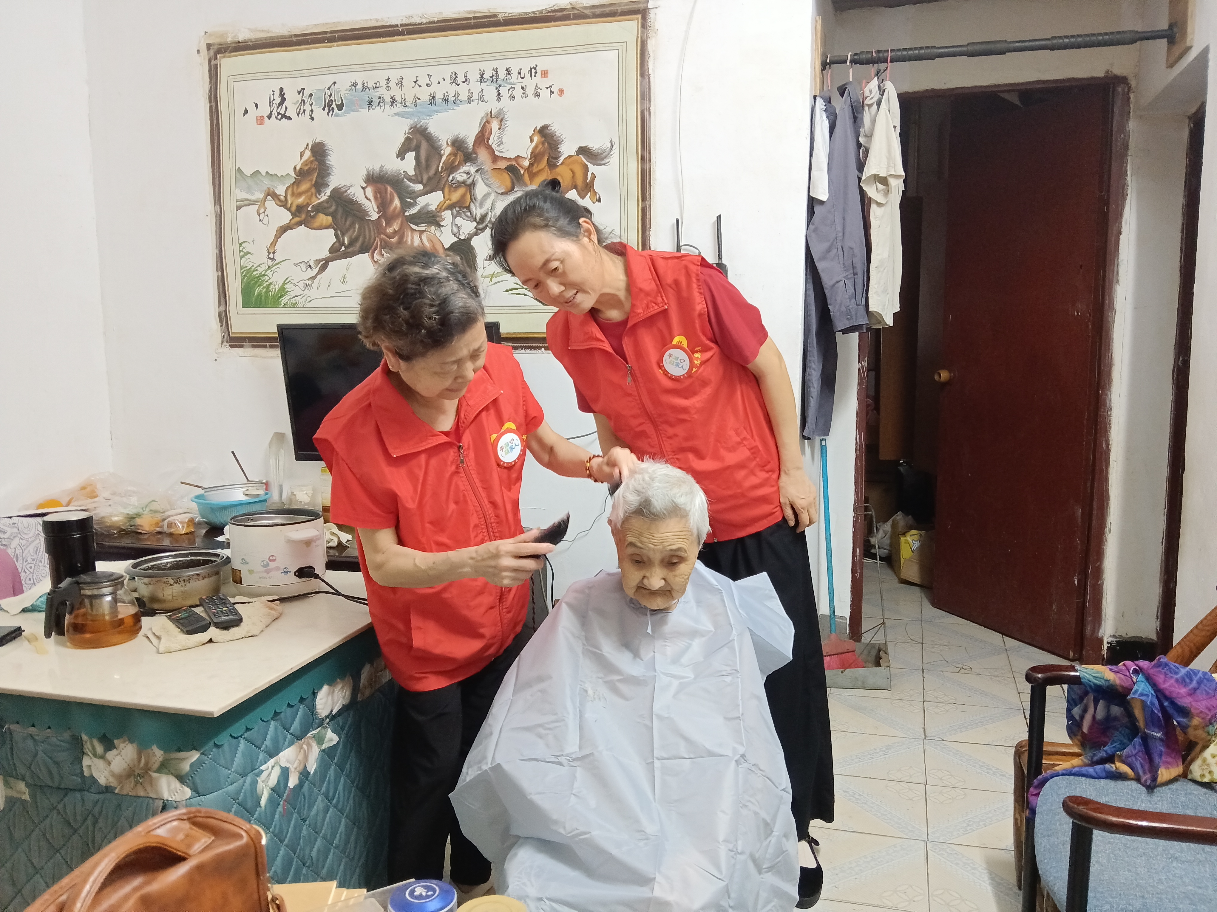平湖社区：暖心义剪进家门 志愿服务暖夕阳
