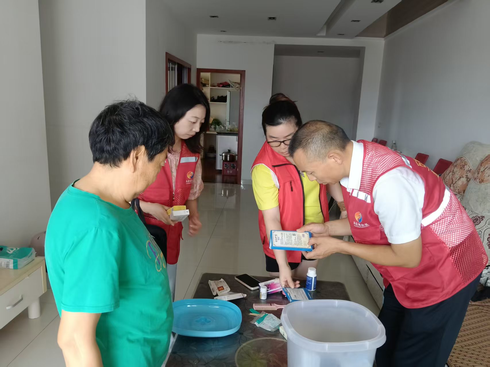 冯家湾社区：志愿服务进家门 小小药箱送关爱