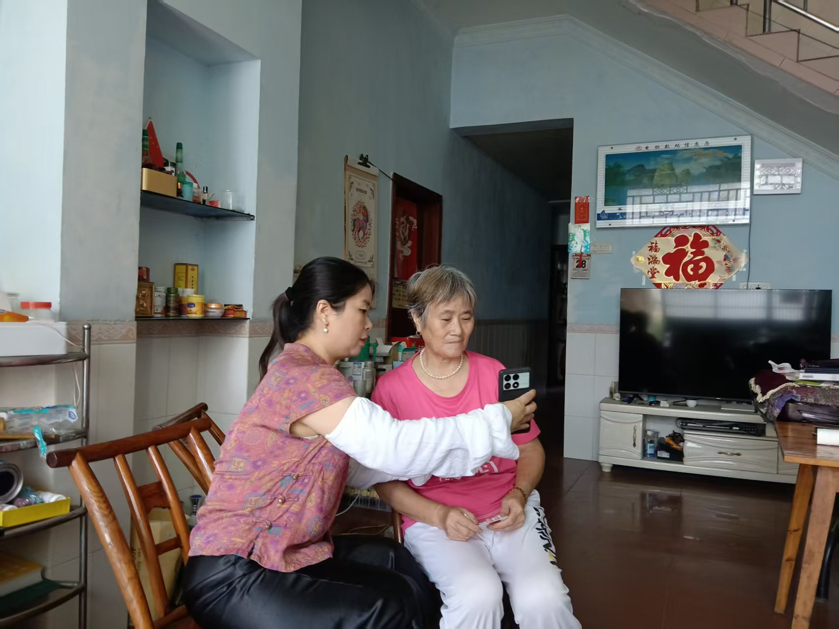 平湖社区：上门认证解民忧 反诈护航保平安