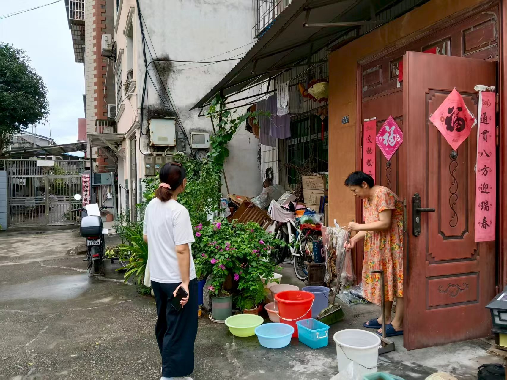 永兴社区：劝导居民清理积水 筑牢蚊虫防控第一道防线