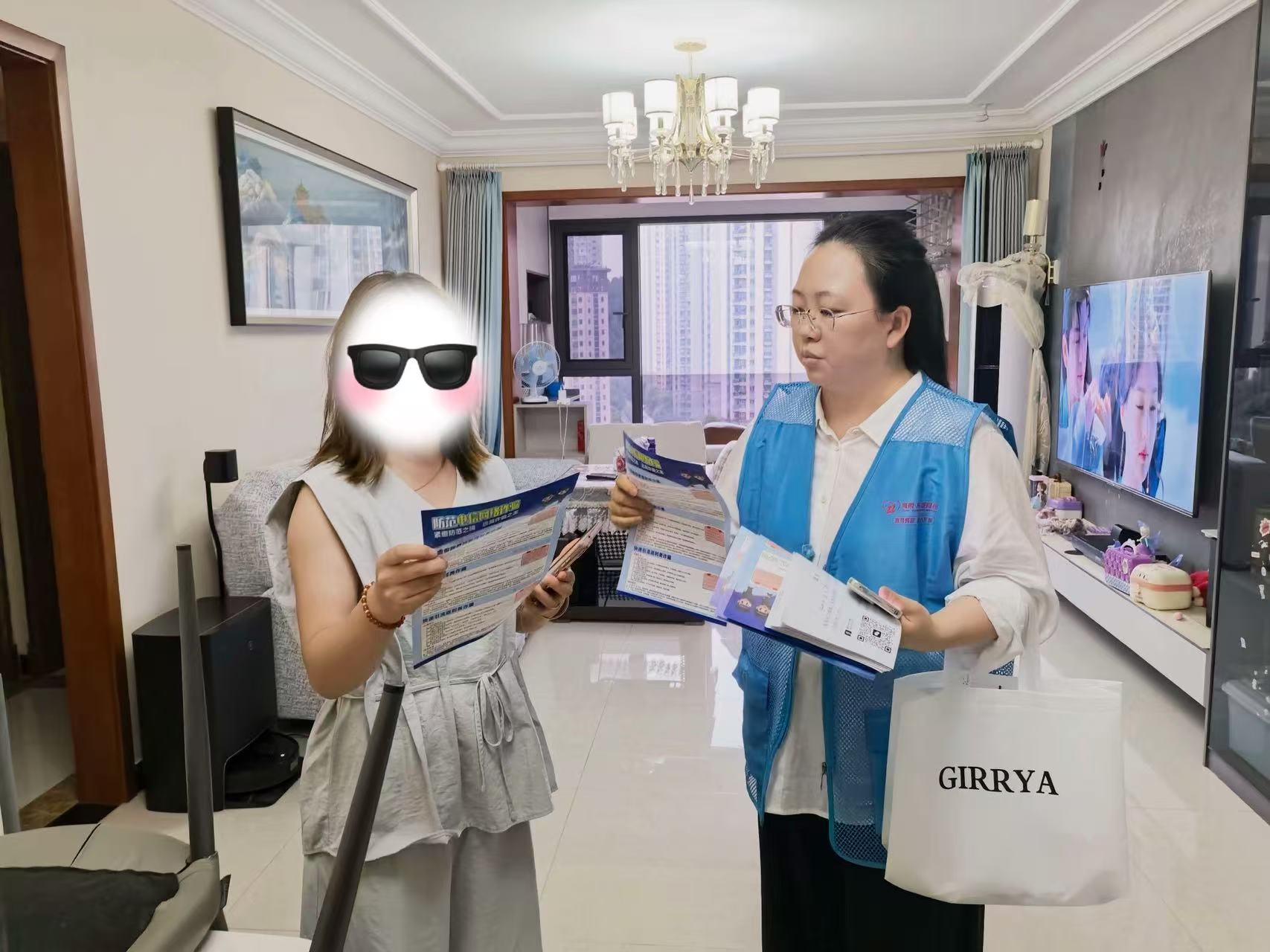 锦云社区：开展夜间入户走访 深耕基层服务暖民心