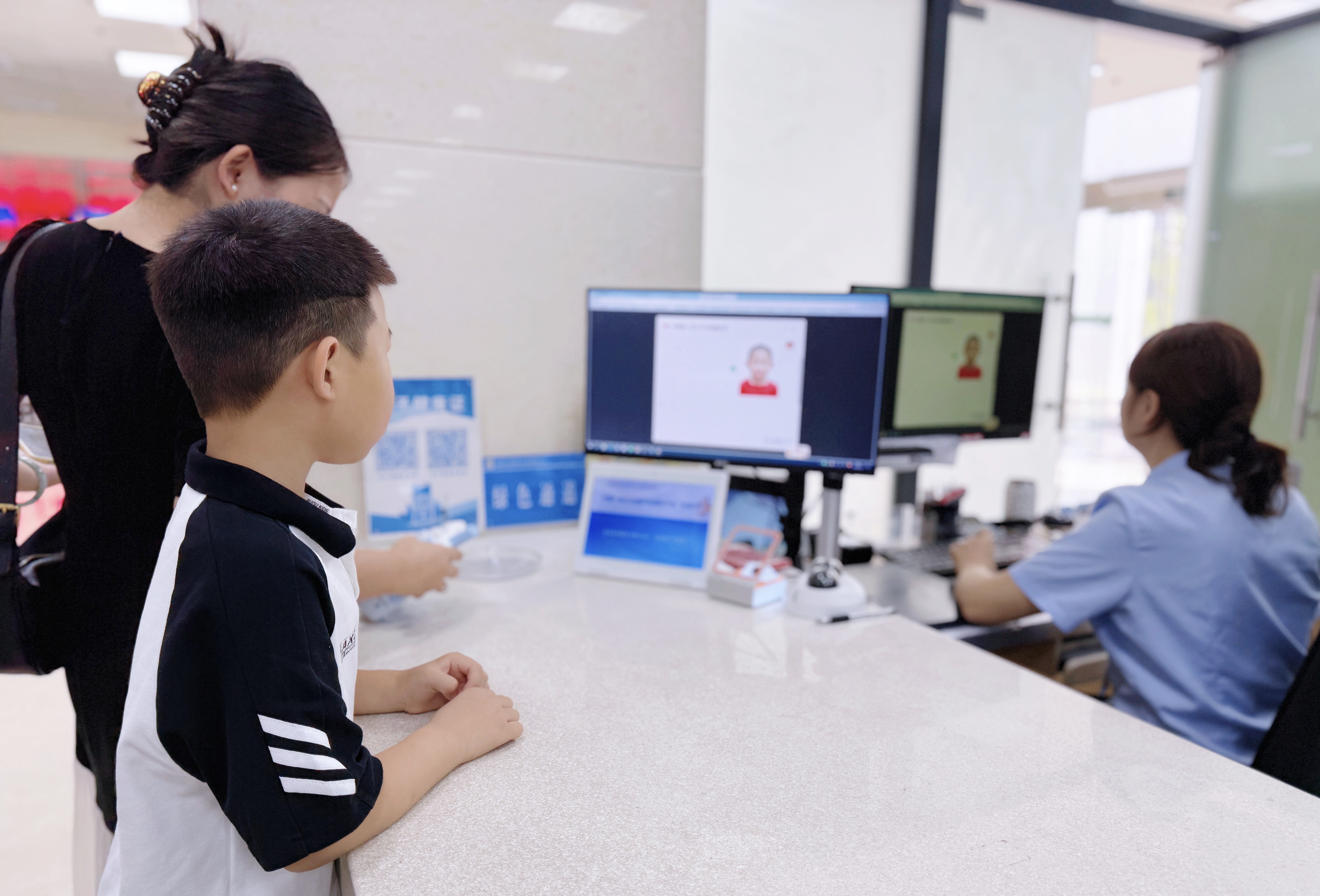 开学办证便民暖人心 夷陵区政务服务中心高效护航学子出行