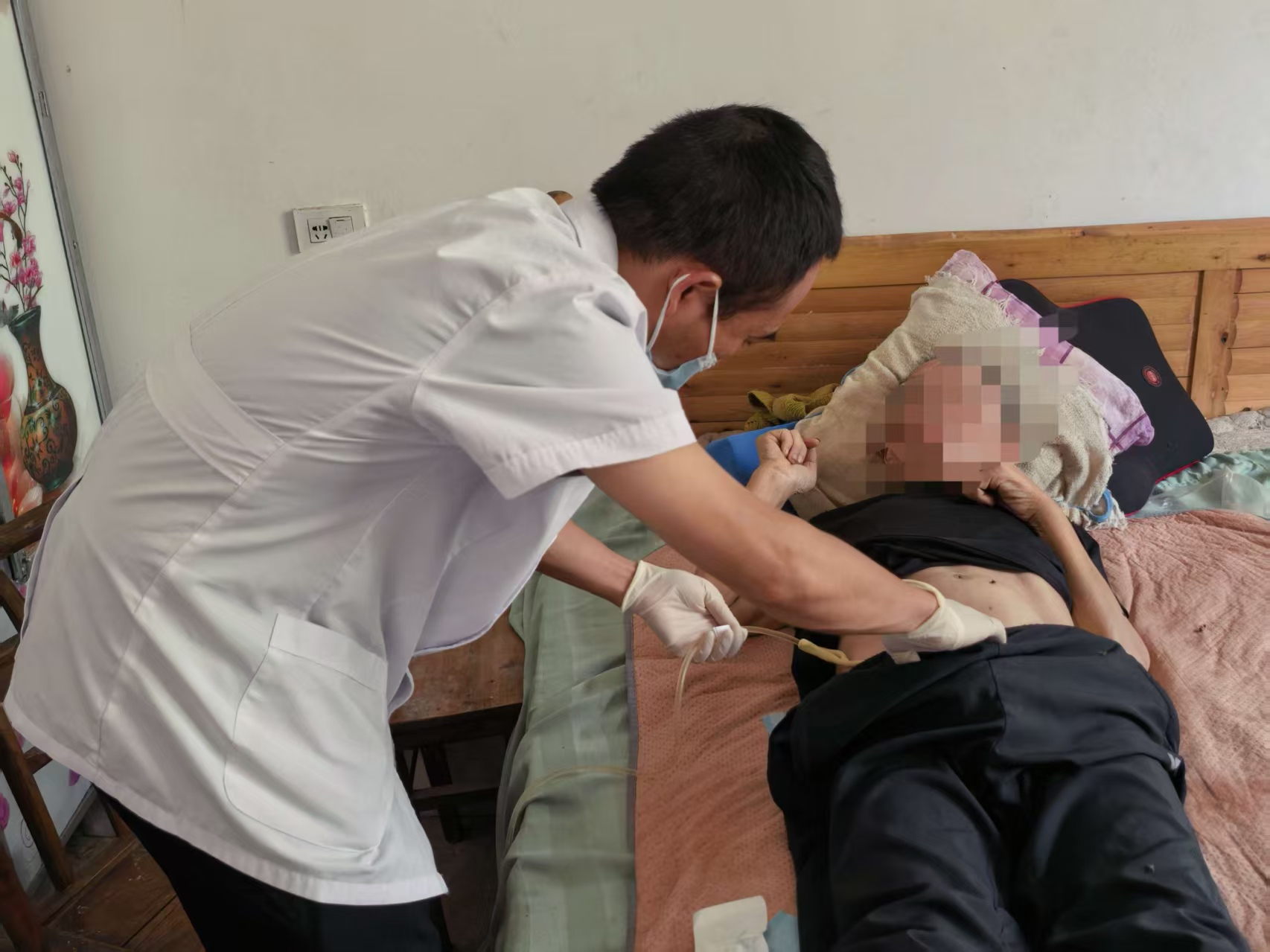 一个电话，家医上门！解决老人“难言之隐”