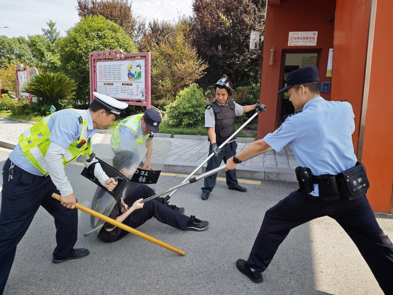 黄花派出所进校园开展反恐防暴应急演练