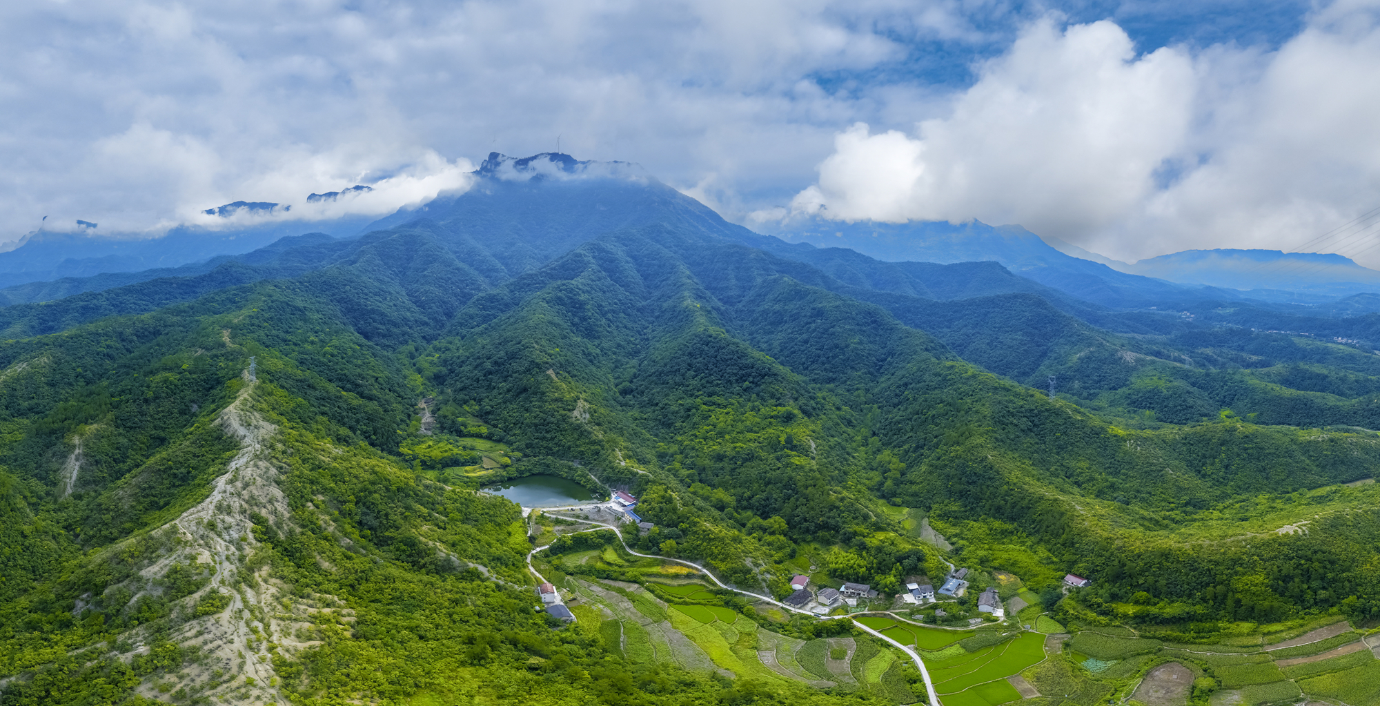 盛夏大中坝 山水绘就振兴图