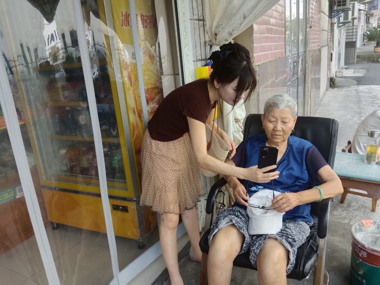 东湖社区：走访关爱老年居民 贴心办理生存认证