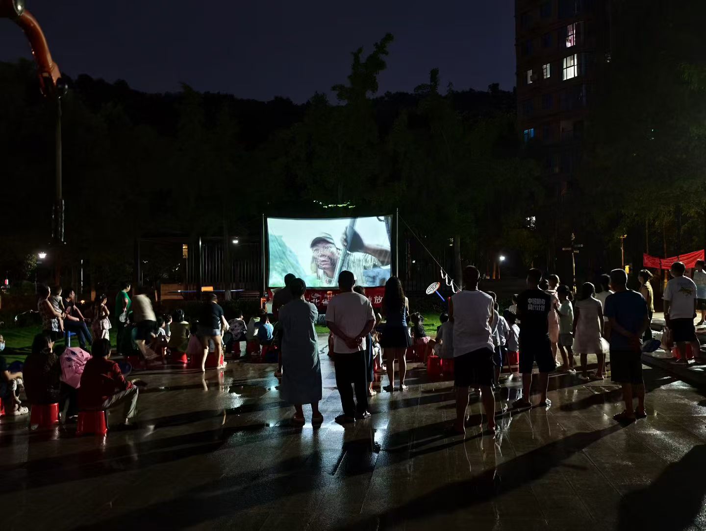东城社区：露天电影进小区 邻里共叙夏夜情