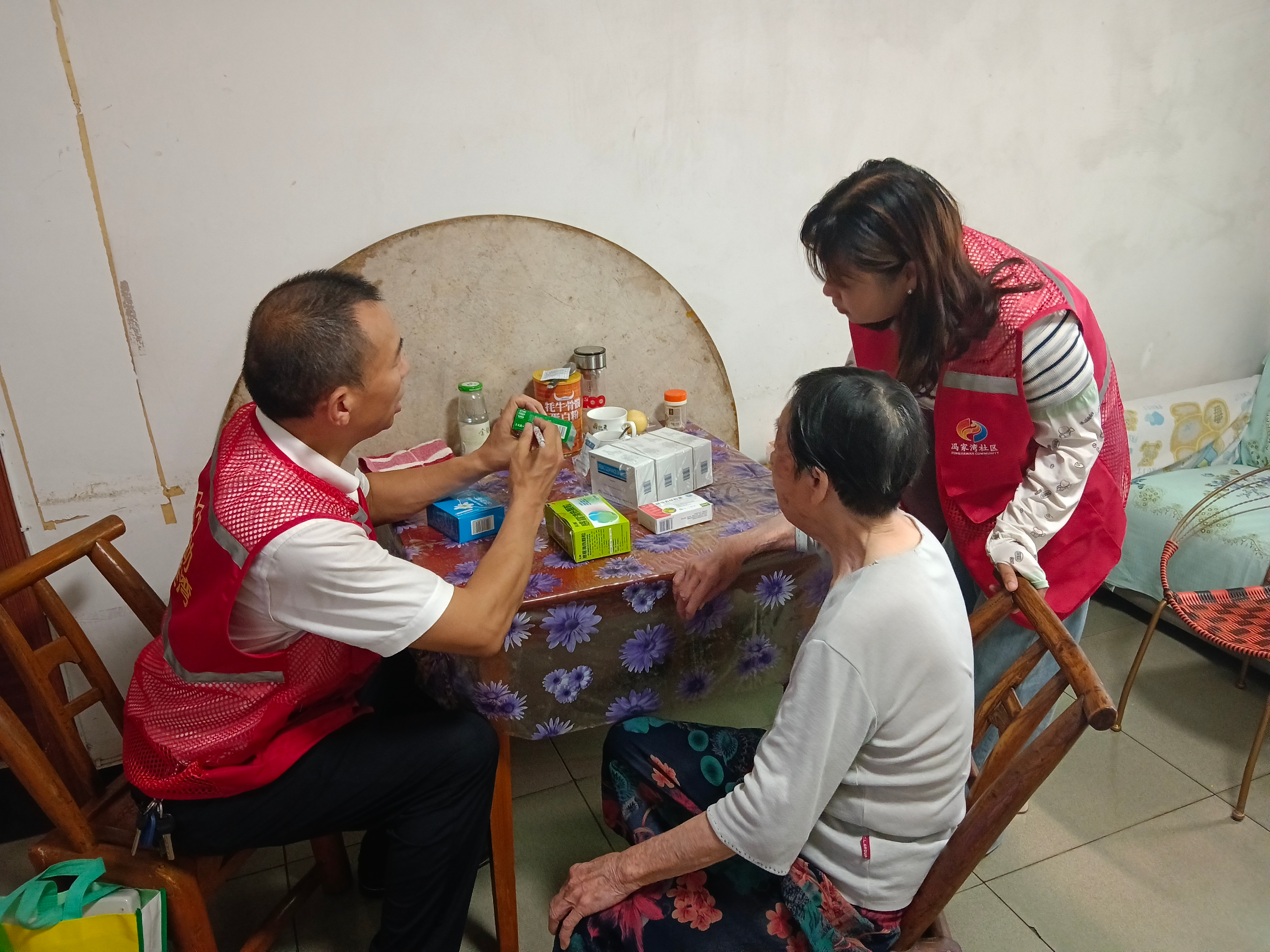 冯家湾社区：暖心上门清药品 贴心守护夕阳红