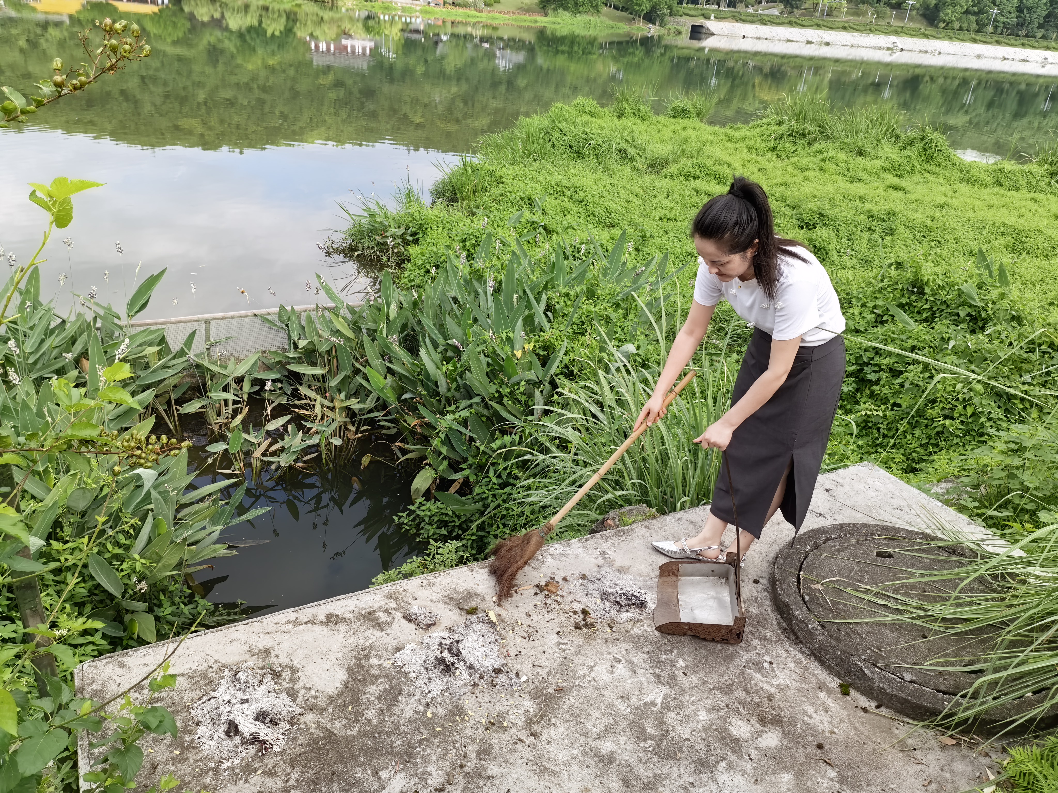 平湖社区：清理河道护碧水 筑牢防线守平安