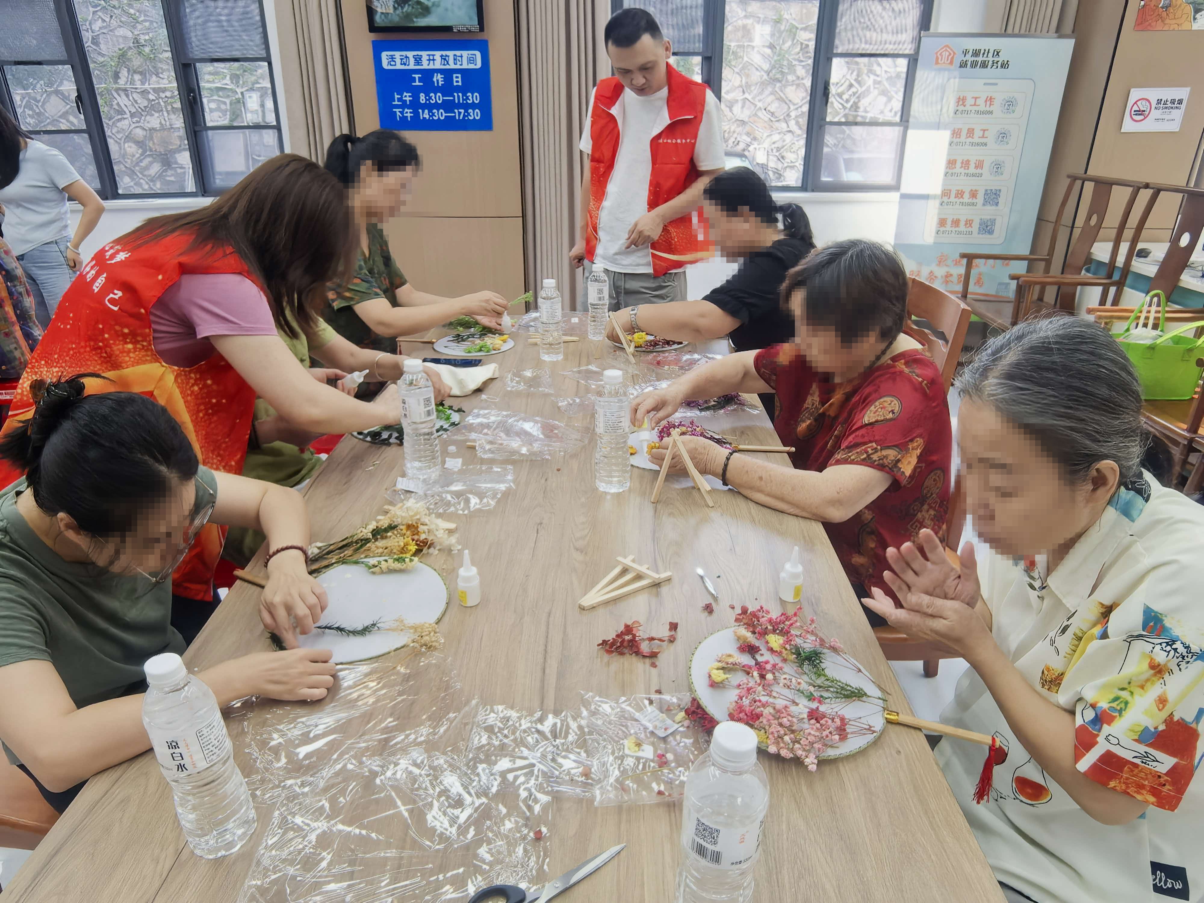 平湖社区：指尖制团扇 关爱暖人心