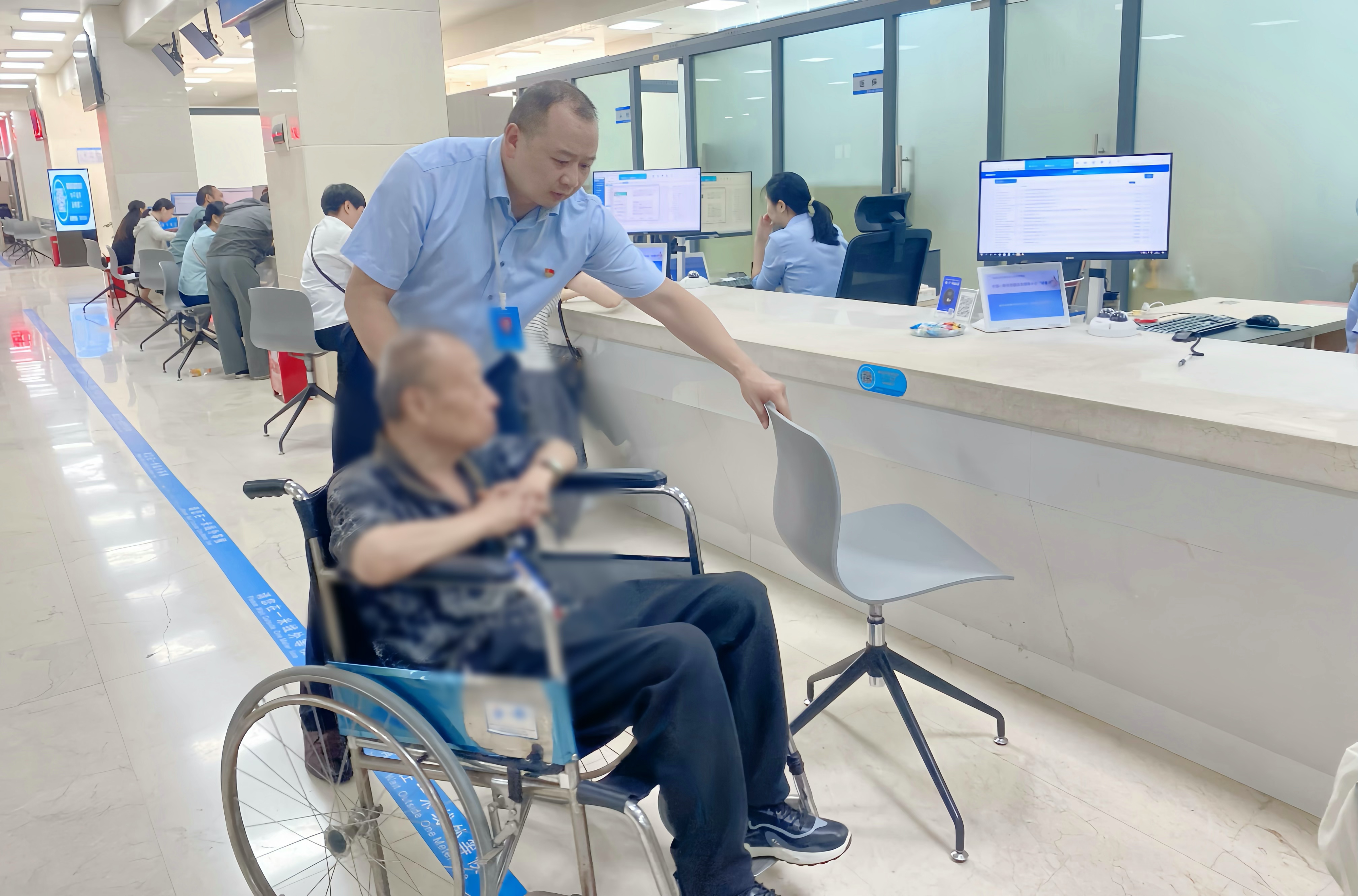 指尖轻触党徽 点赞夷陵“红色店小二”
