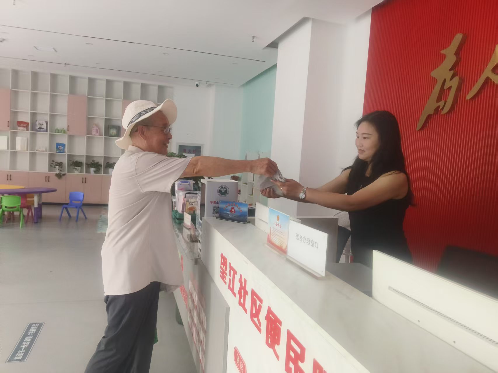 望江社区：拾金不昧传美德 归还U盘暖社区