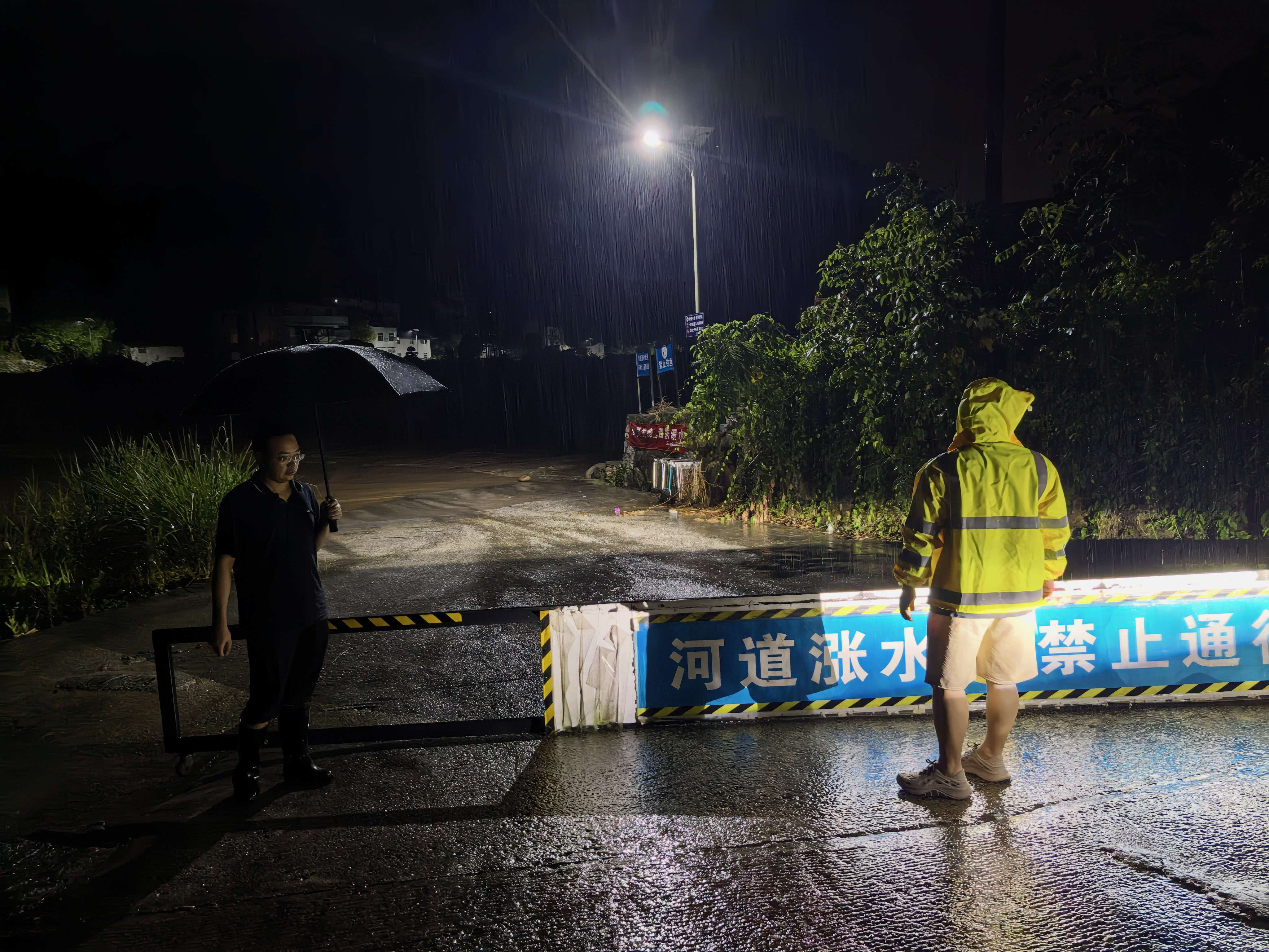 乐天溪镇市场监管所：紧绷汛期安全弦 织密市场防护网