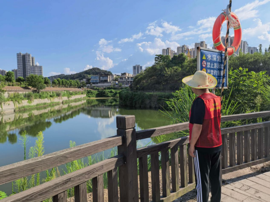 锦云社区：常态化开展河湖巡查 筑牢防溺水安全防线