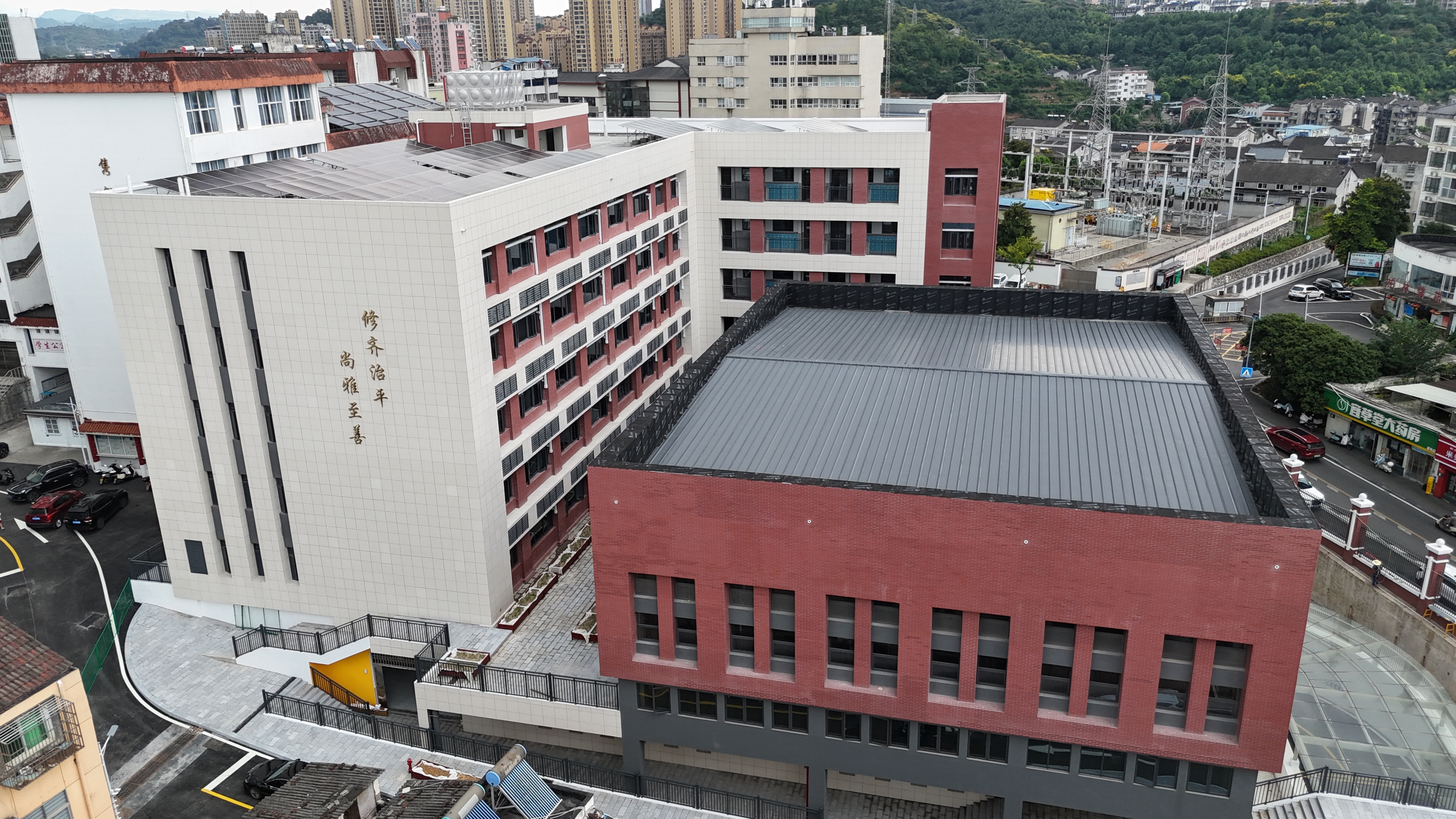 东湖高中新综合楼正式投用 1318名高三师生喜迁新校舍