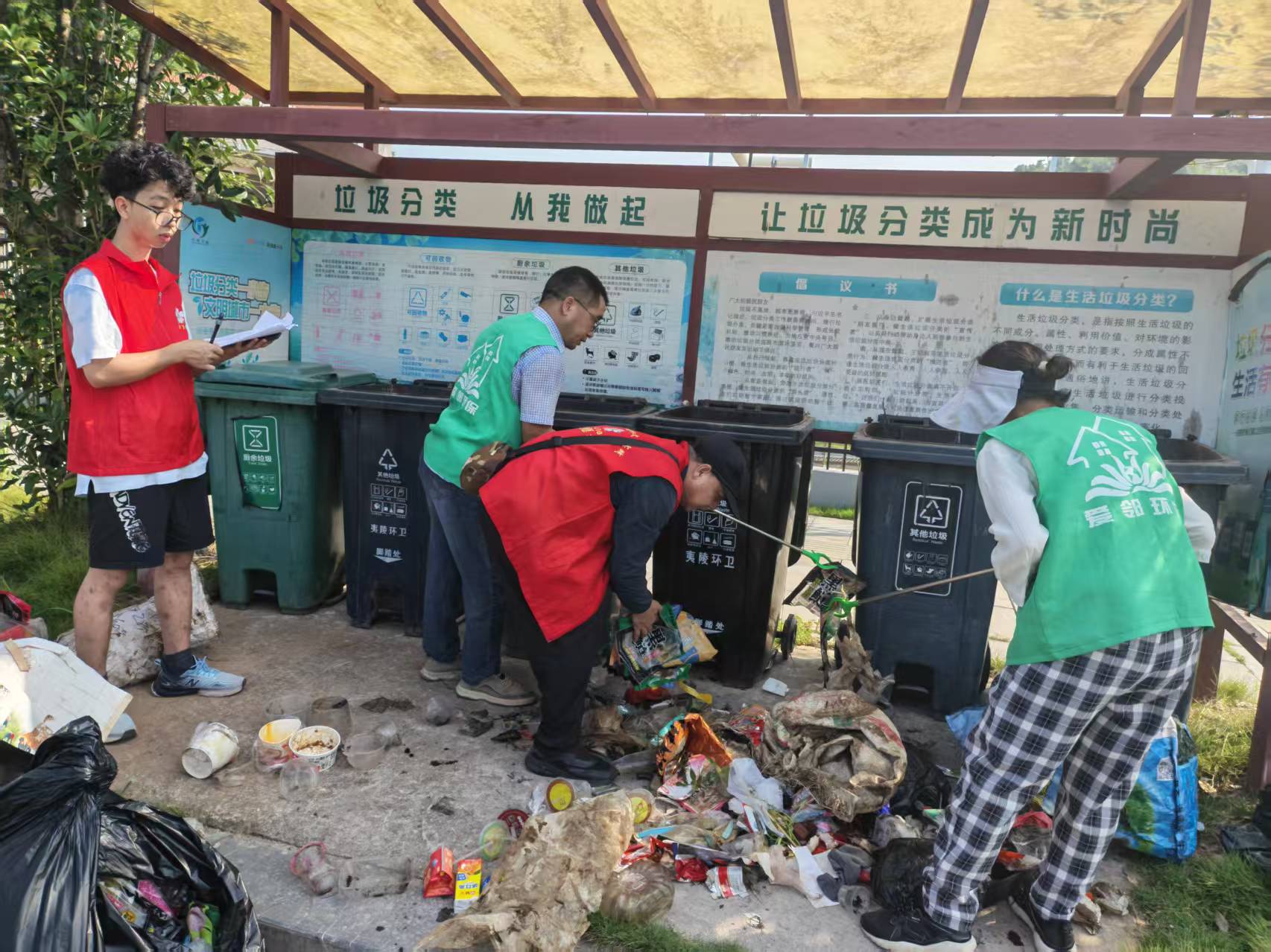 丁家坝社区：净滩溯源护碧水 生态守护黄柏河