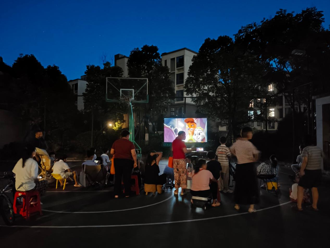锦湖社区：光影聚邻爽夏夜 共享温情乐融融
