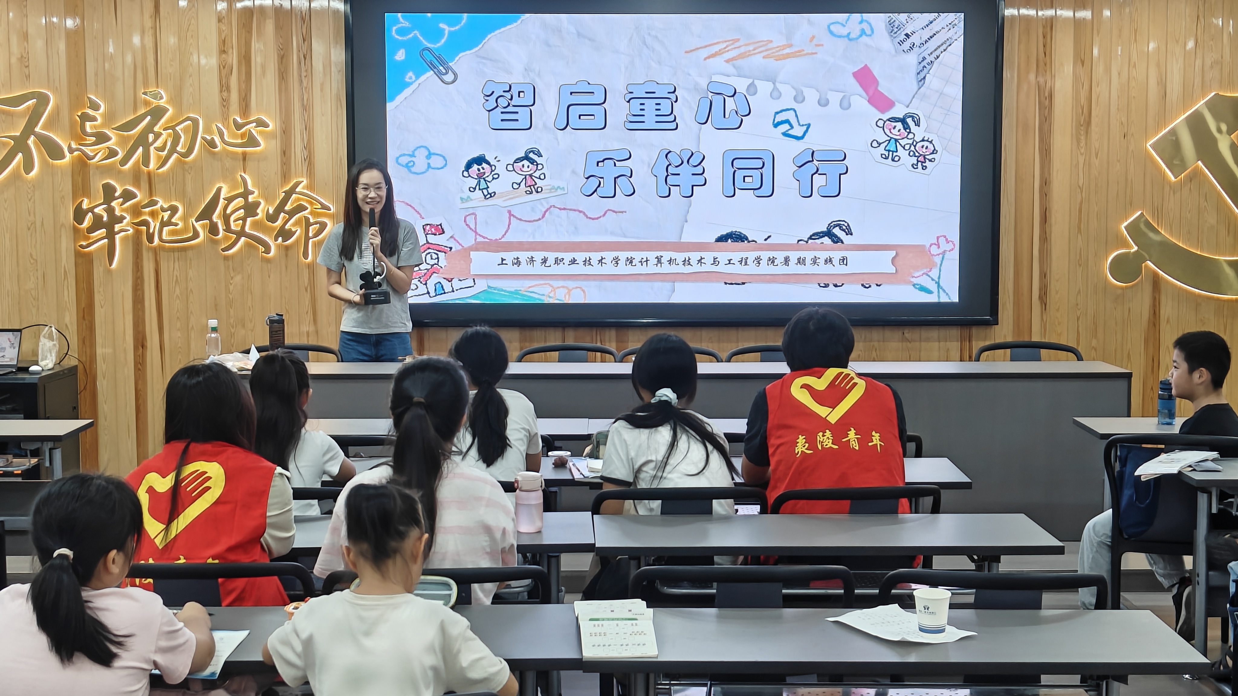 东湖社区： 校地联动润童心 手势舞开启暑期托管美育新课堂