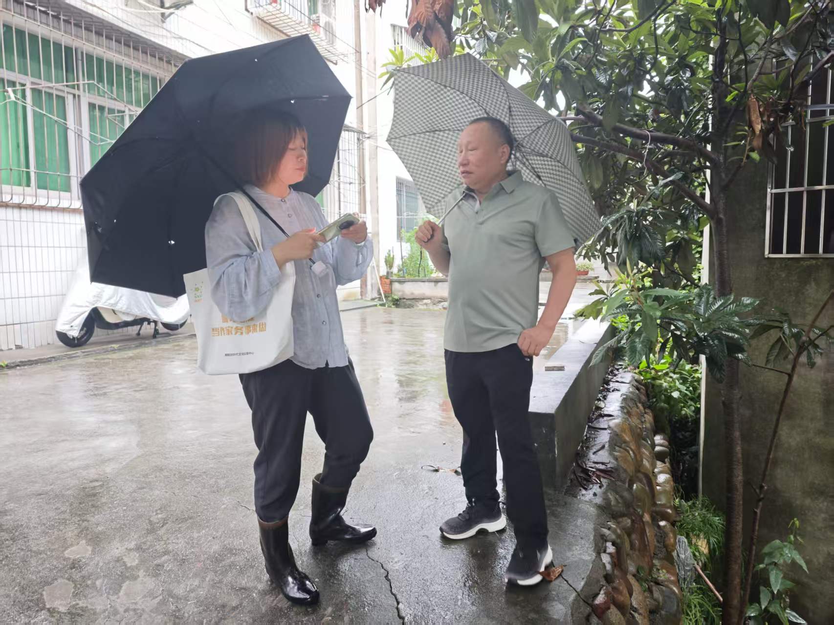 平湖社区：雨天排查除隐患 暖心守护保平安