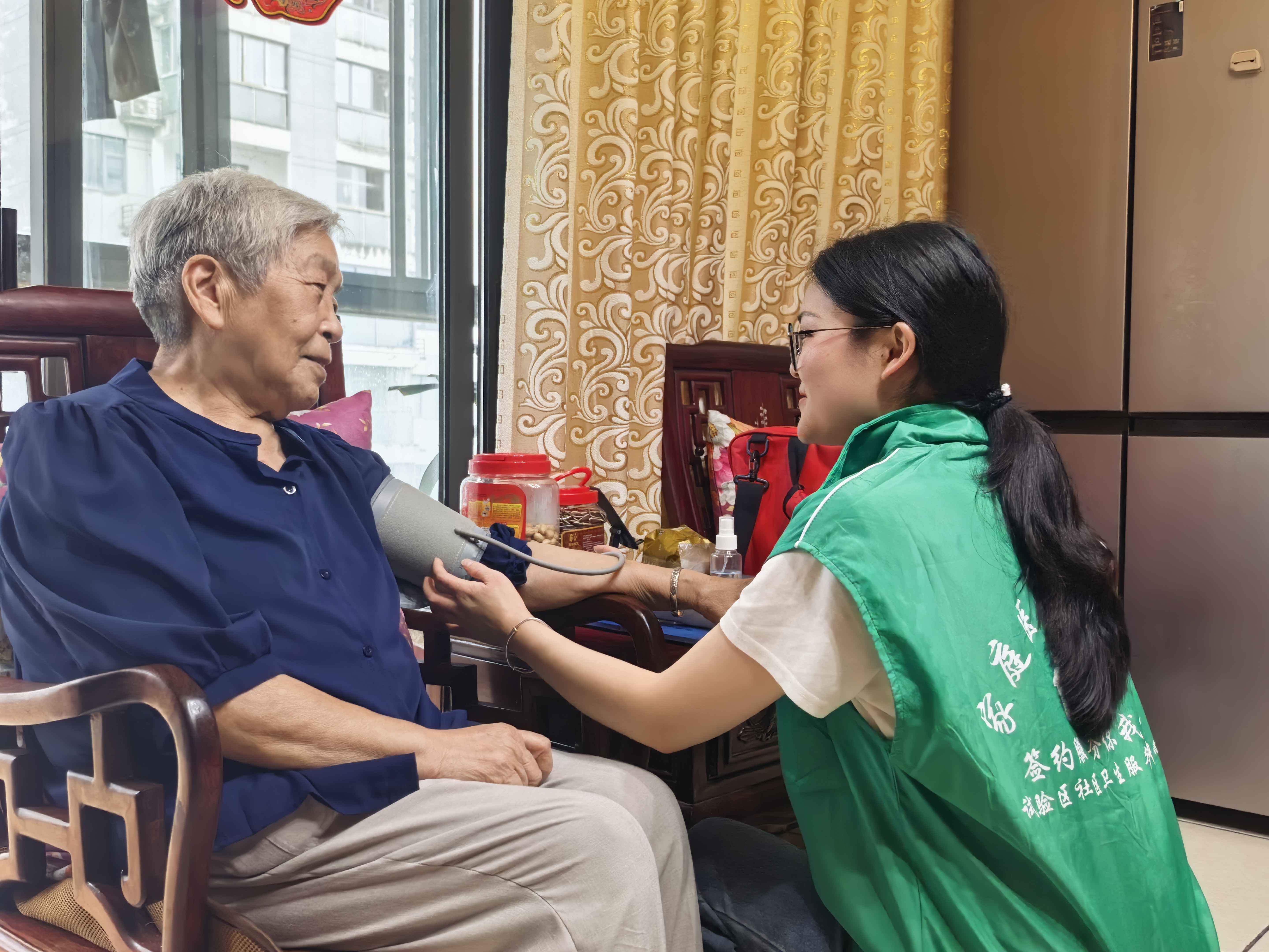 暖心上门送健康 锦江社区医务室关爱独居老人在行动