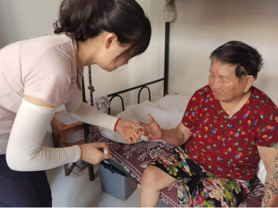 南津关村：“姥姥的药箱”入户送健康 贴心服务温暖高龄老人