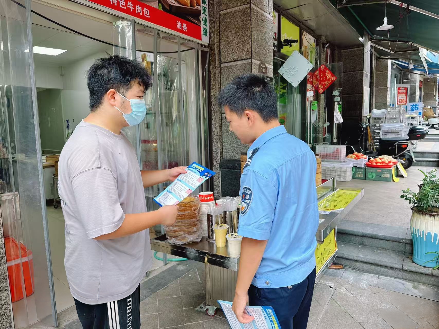绿洲社区：反诈进商铺 警社齐发力