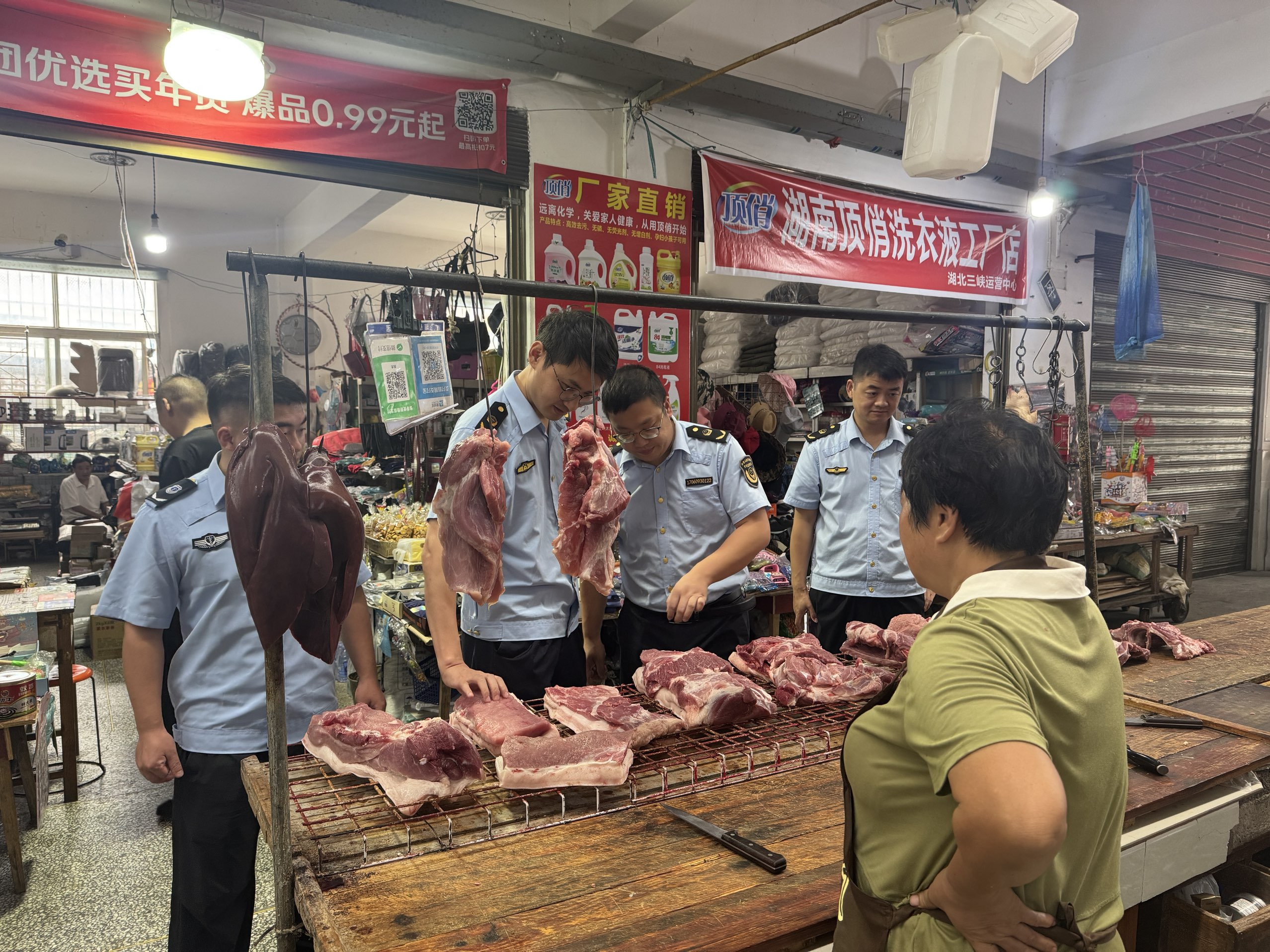 严守舌尖肉品关 三斗坪市场监管所开展肉制品专项快检