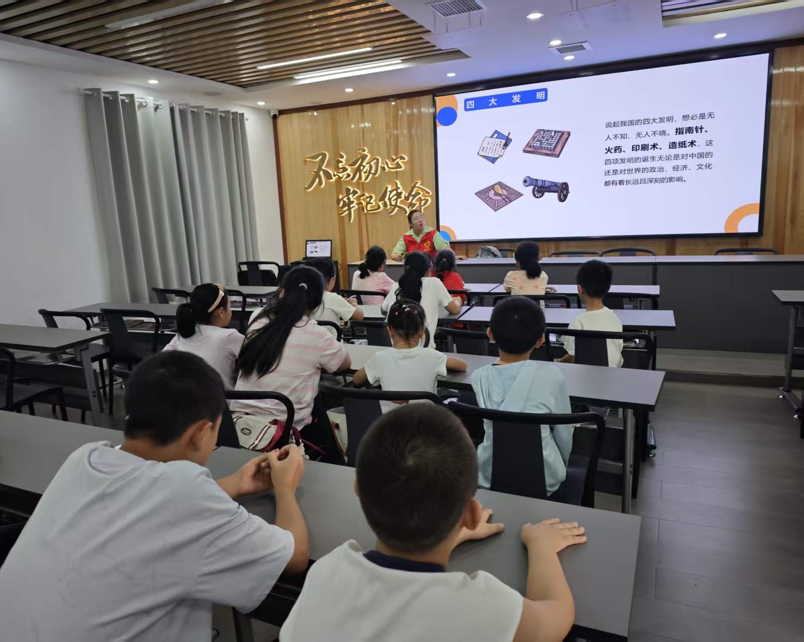 东湖社区：古韵活字承匠心，科技卫星探苍穹