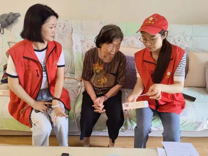 港虹社区：小小药签载温情 常态化服务暖民心