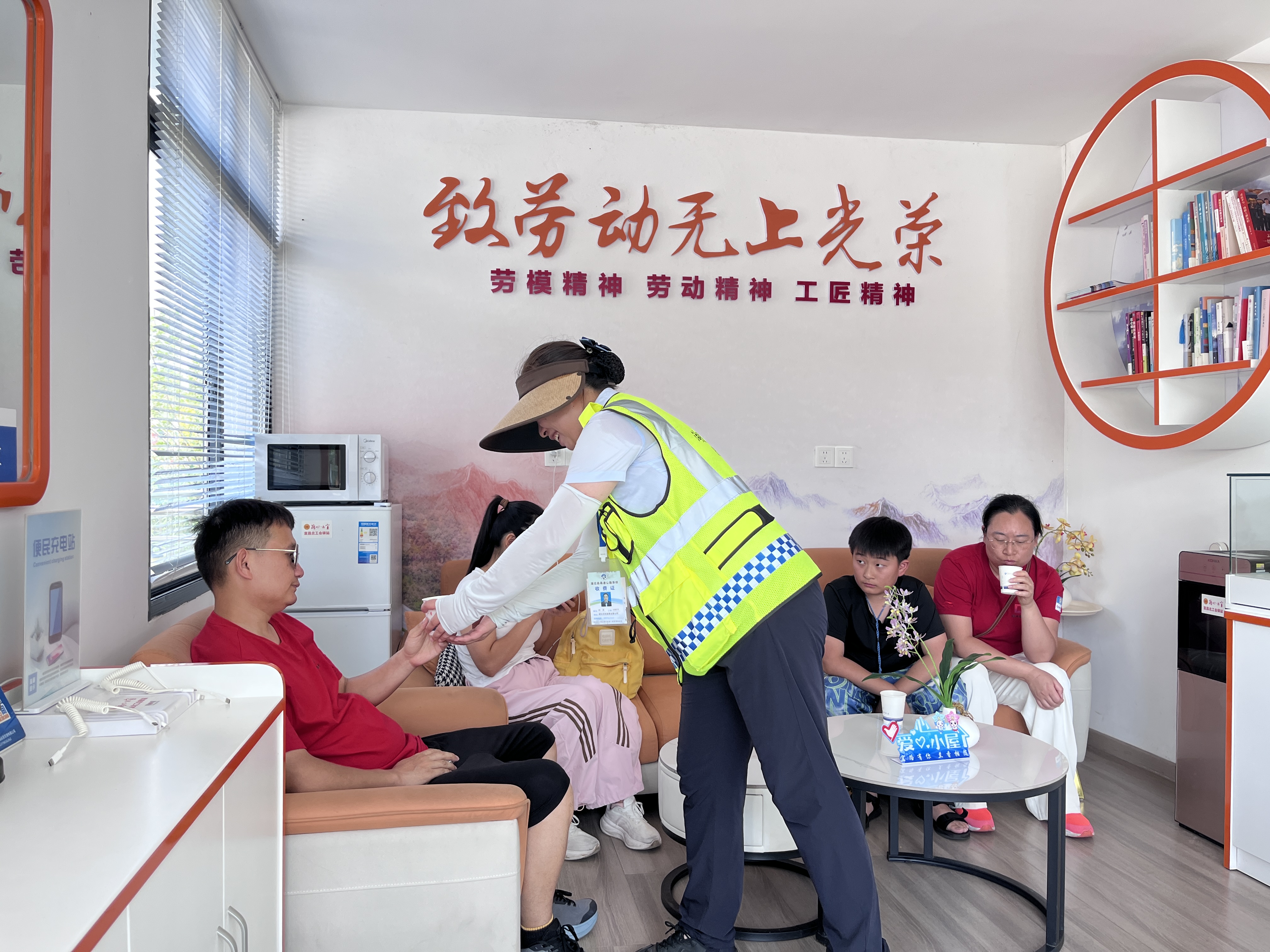 酷暑旅途遇不适 高速温情暖人心