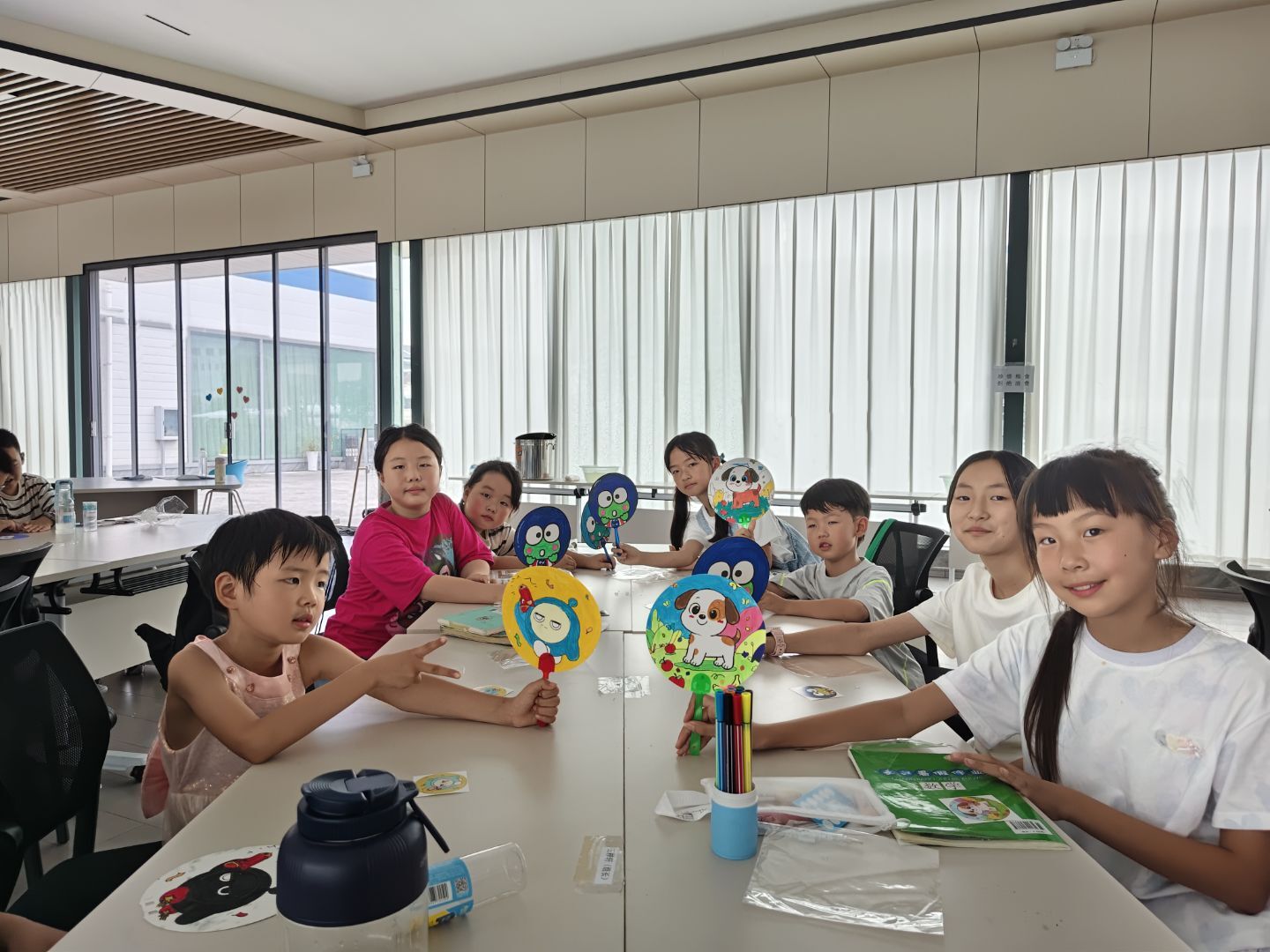 画扇子、学护眼、背农谚……东山村的暑托班藏着书本外的乐趣