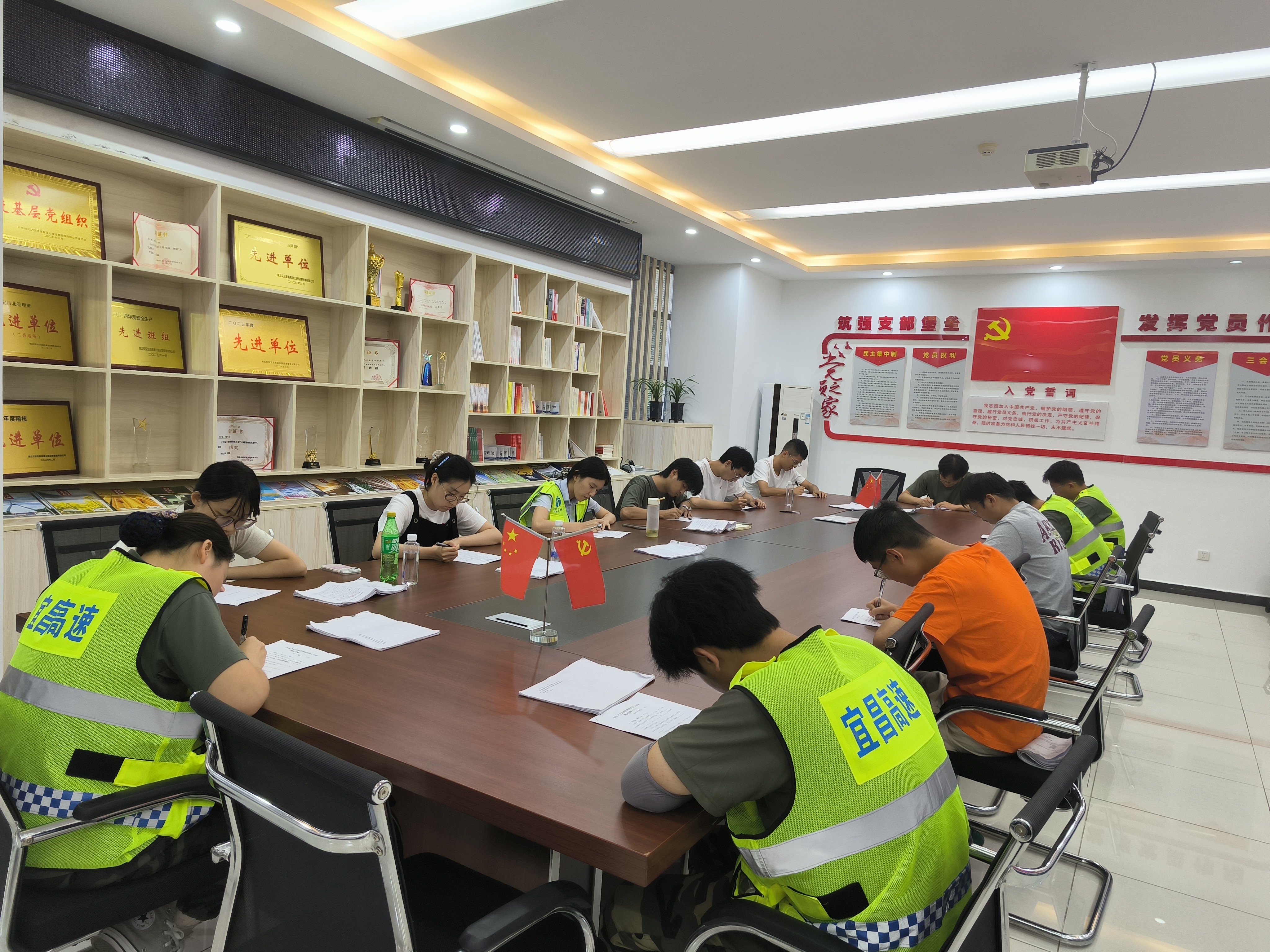 入职第一考！宜昌北收费站新员工“持证上岗”先过“理论关”