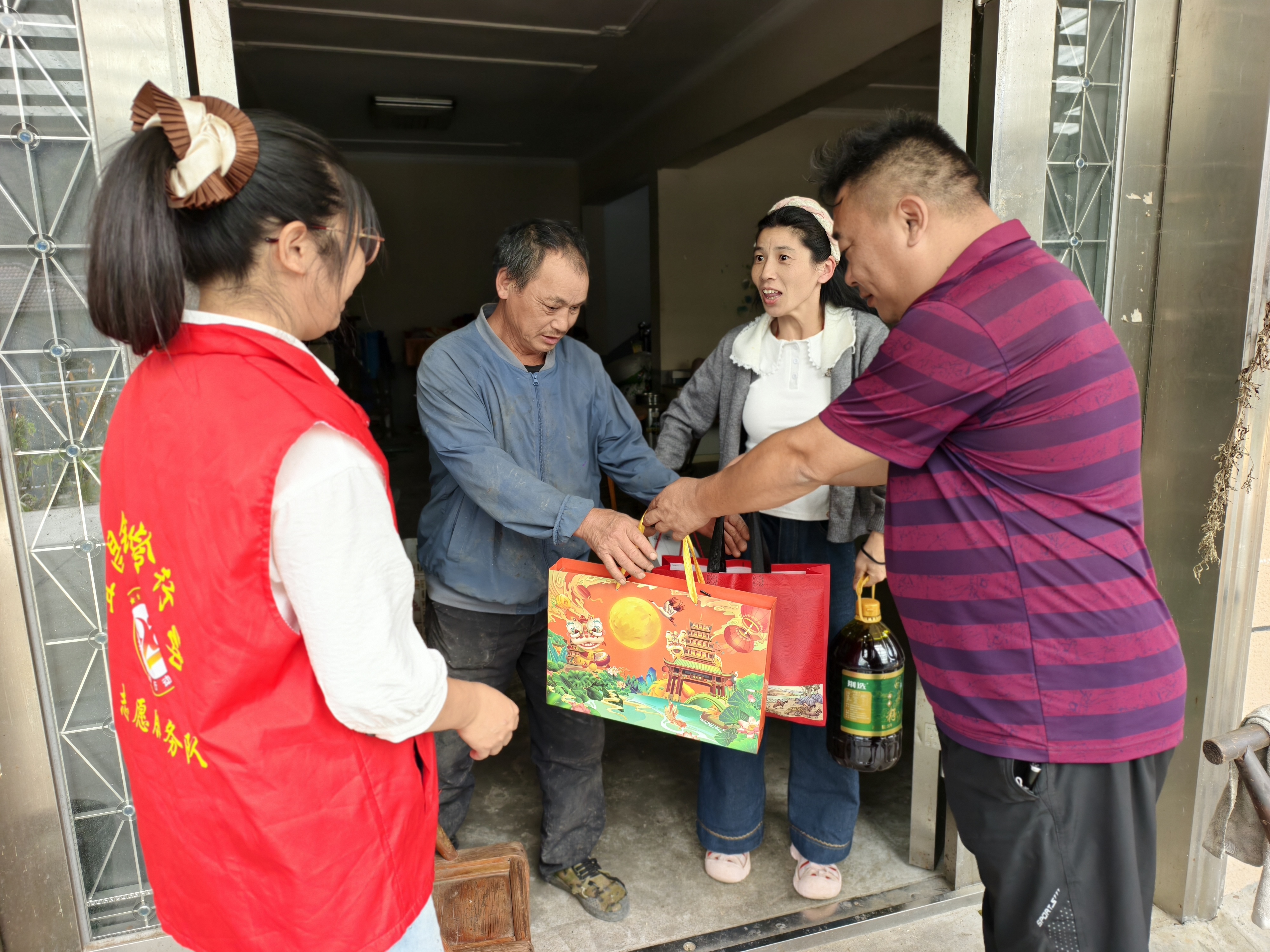 情满中秋暖银龄 志愿帮扶送关怀
