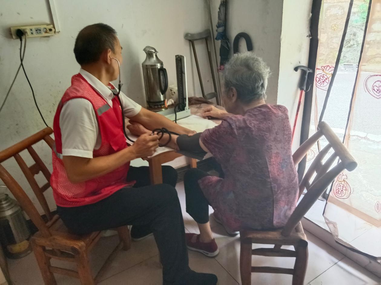 冯家湾社区：敲门入户测血压 健康服务暖人心