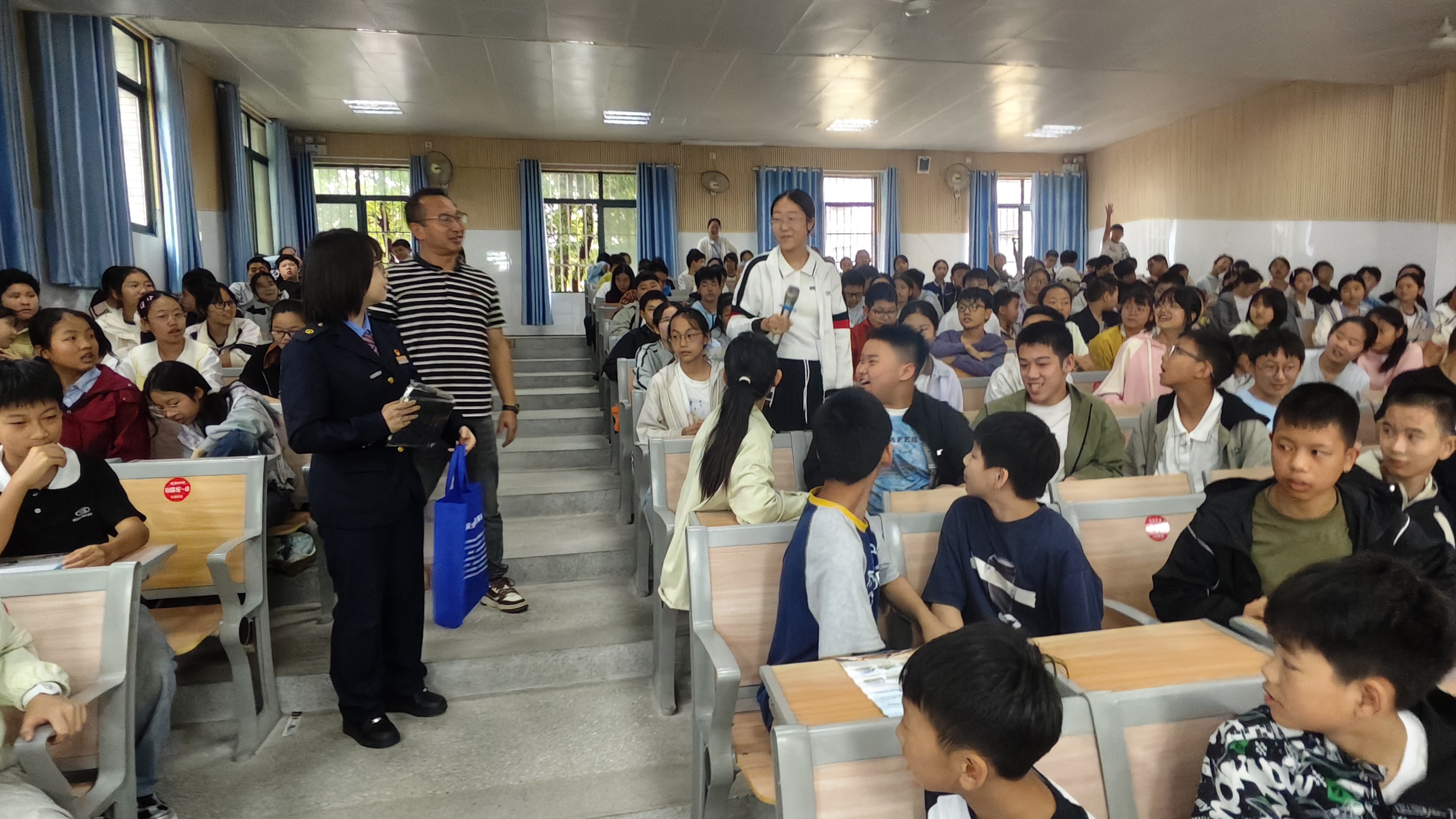 筑牢铁路安全防线 护航平安青春旅途