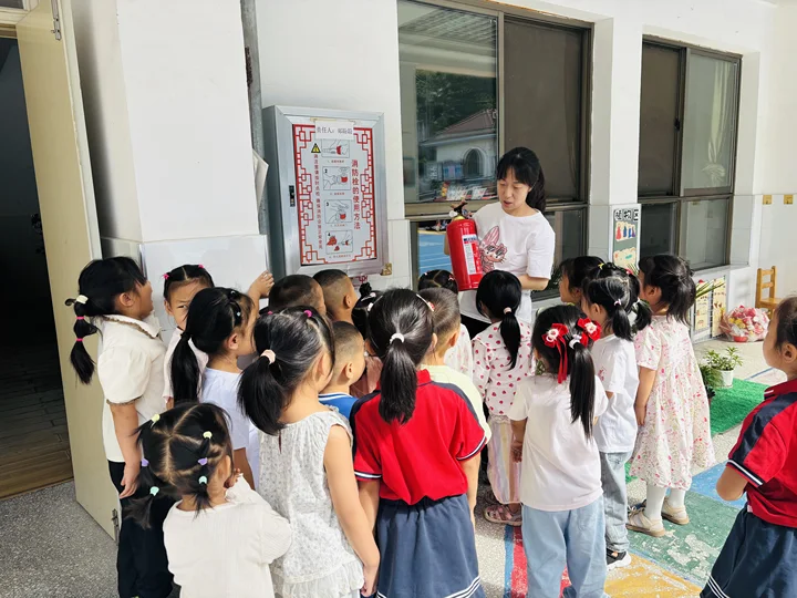 筑牢安全防线 守护童心成长——下堡坪分园开展“开学第一课”消防安全教育活动