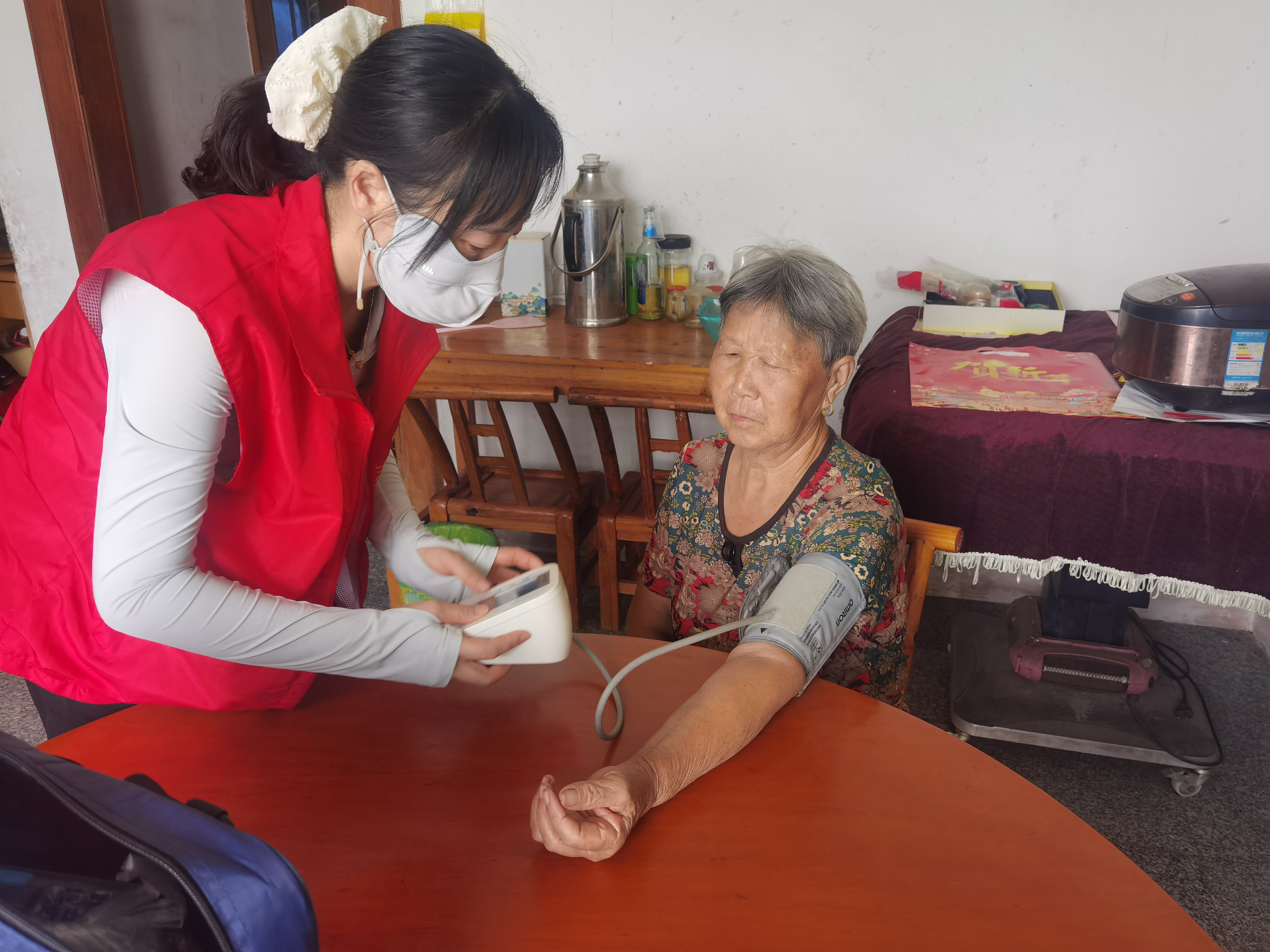 南津关村：“姥姥的药箱”入户送健康 及时化解老人用药风险