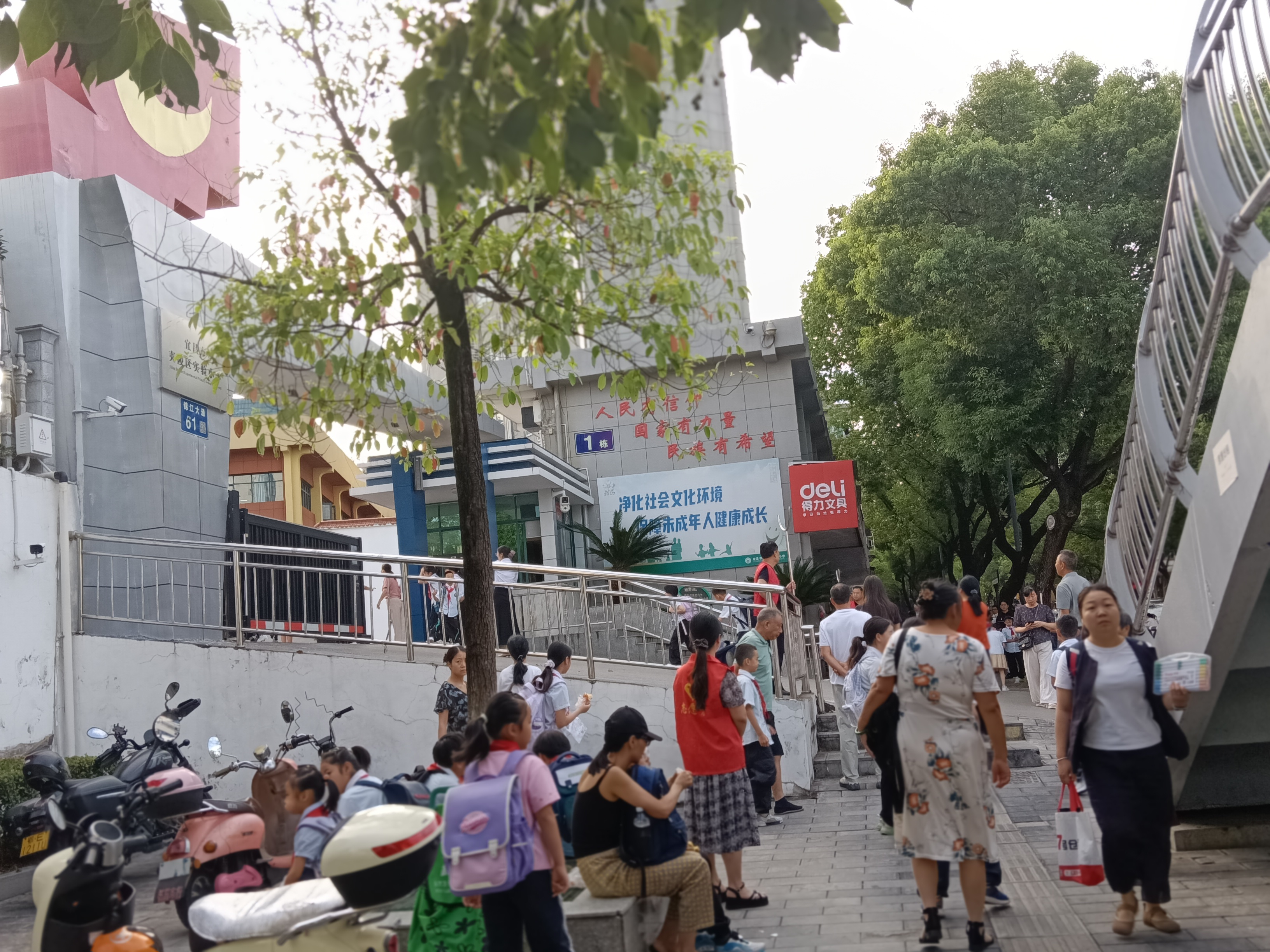 平湖社区：开学第一天 安全来护航