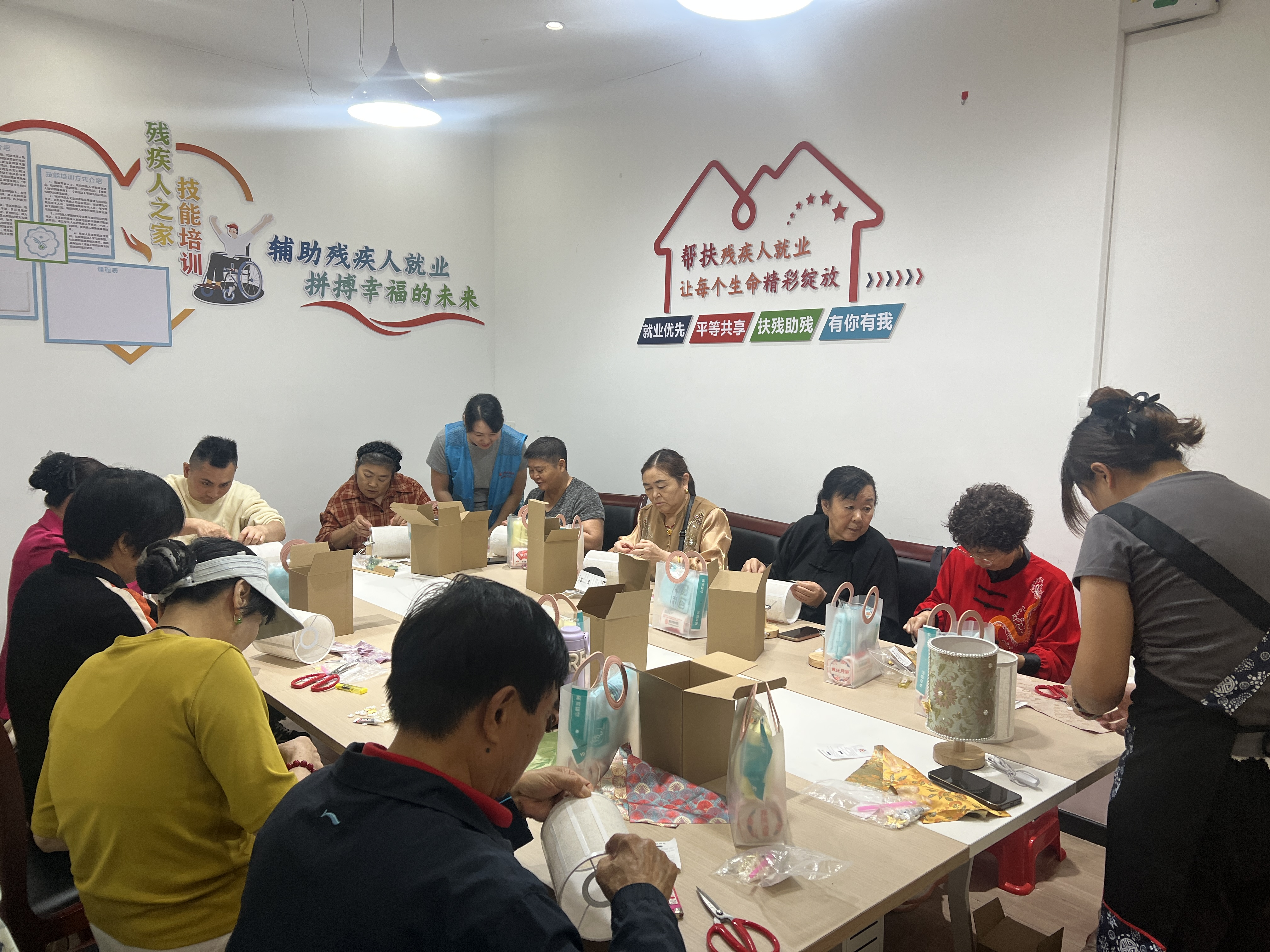 锦湖社区：月圆中秋 锦灯筑梦